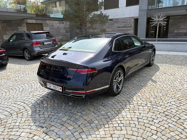 GENESIS G90 Luxury Plus-showroom-element-1