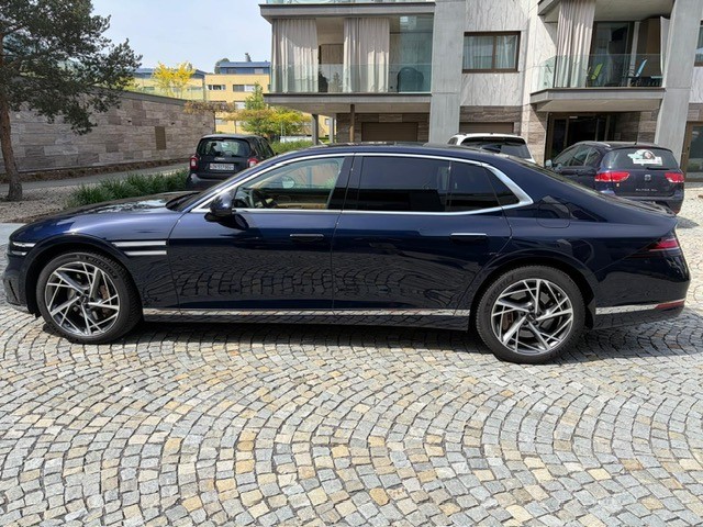 GENESIS G90 Luxury Plus-showroom-element-2