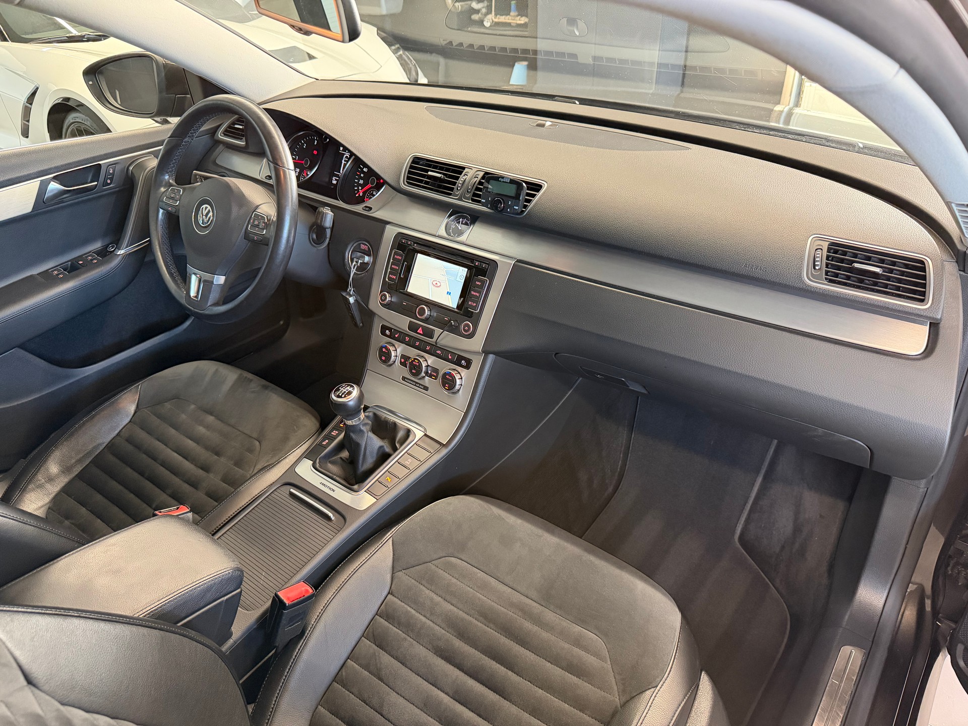 VW Passat Variant 2.0 TDI BMT Highline 4M-image-12