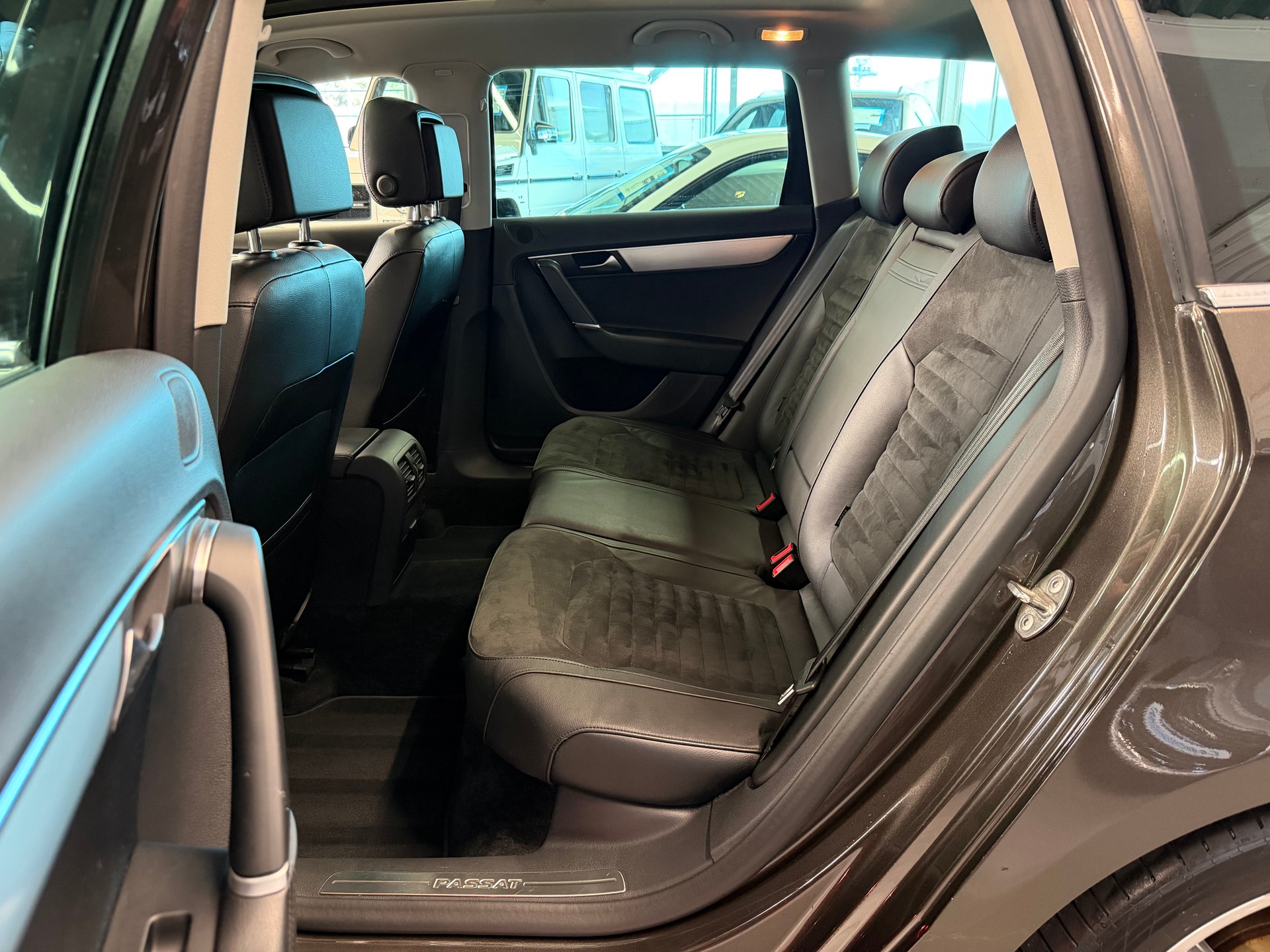 VW Passat Variant 2.0 TDI BMT Highline 4M-image-18