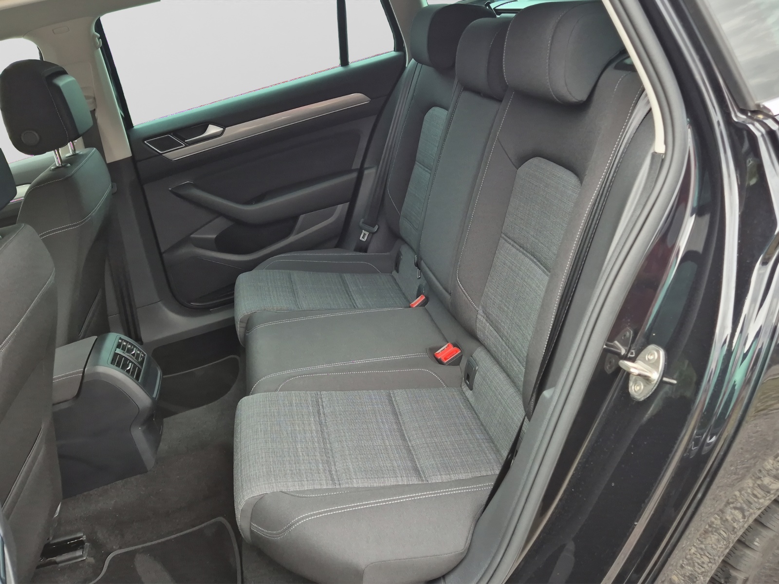 VW Passat 2.0 TDI BMT Elegance 4Motion DSG-image-14
