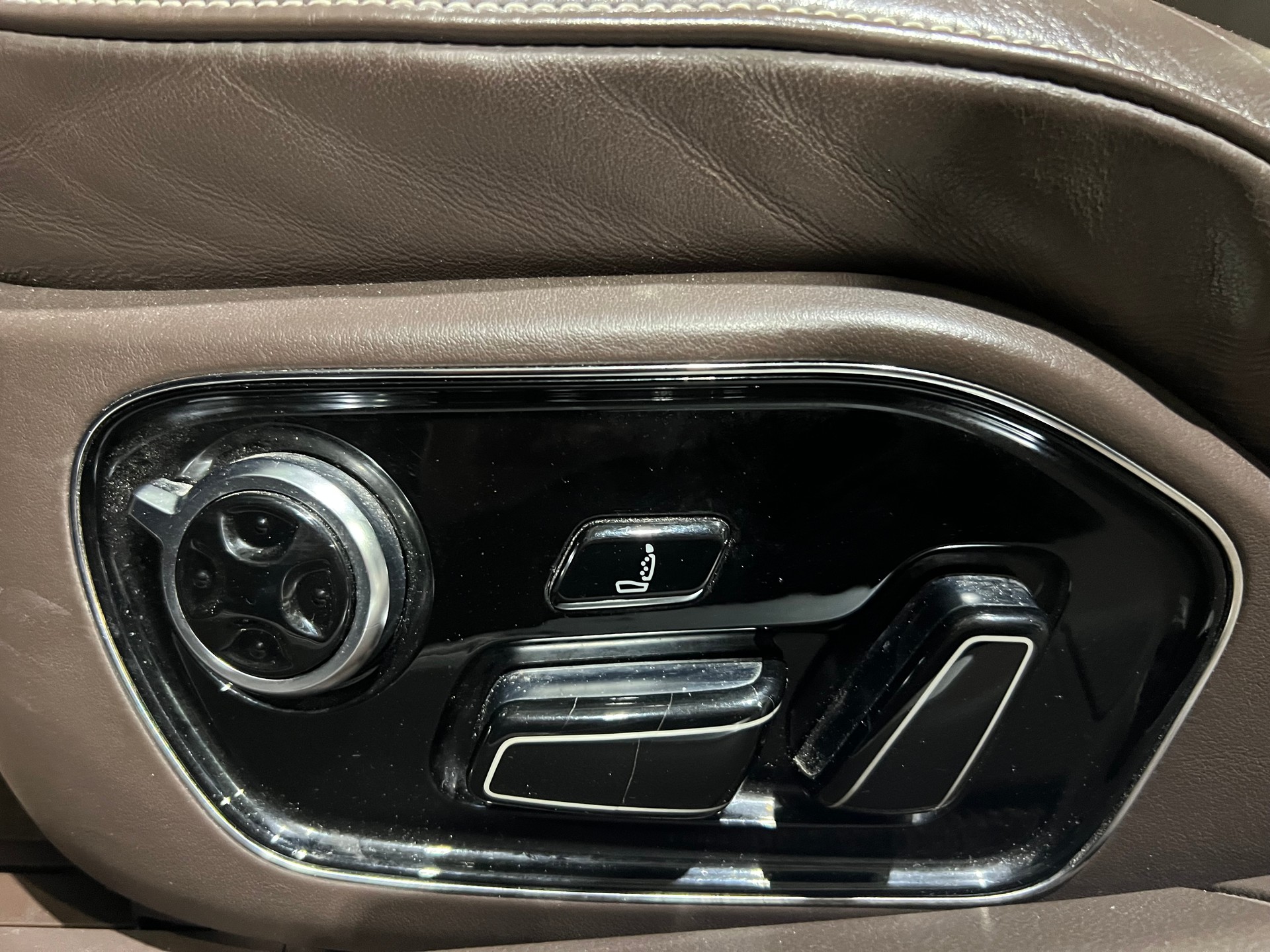 AUDI A8 4.2 FSI qu**Panodach,Soft Close,Alcantara Dachhimmel,MFK 2026**Np CHF 221'028**-image-12