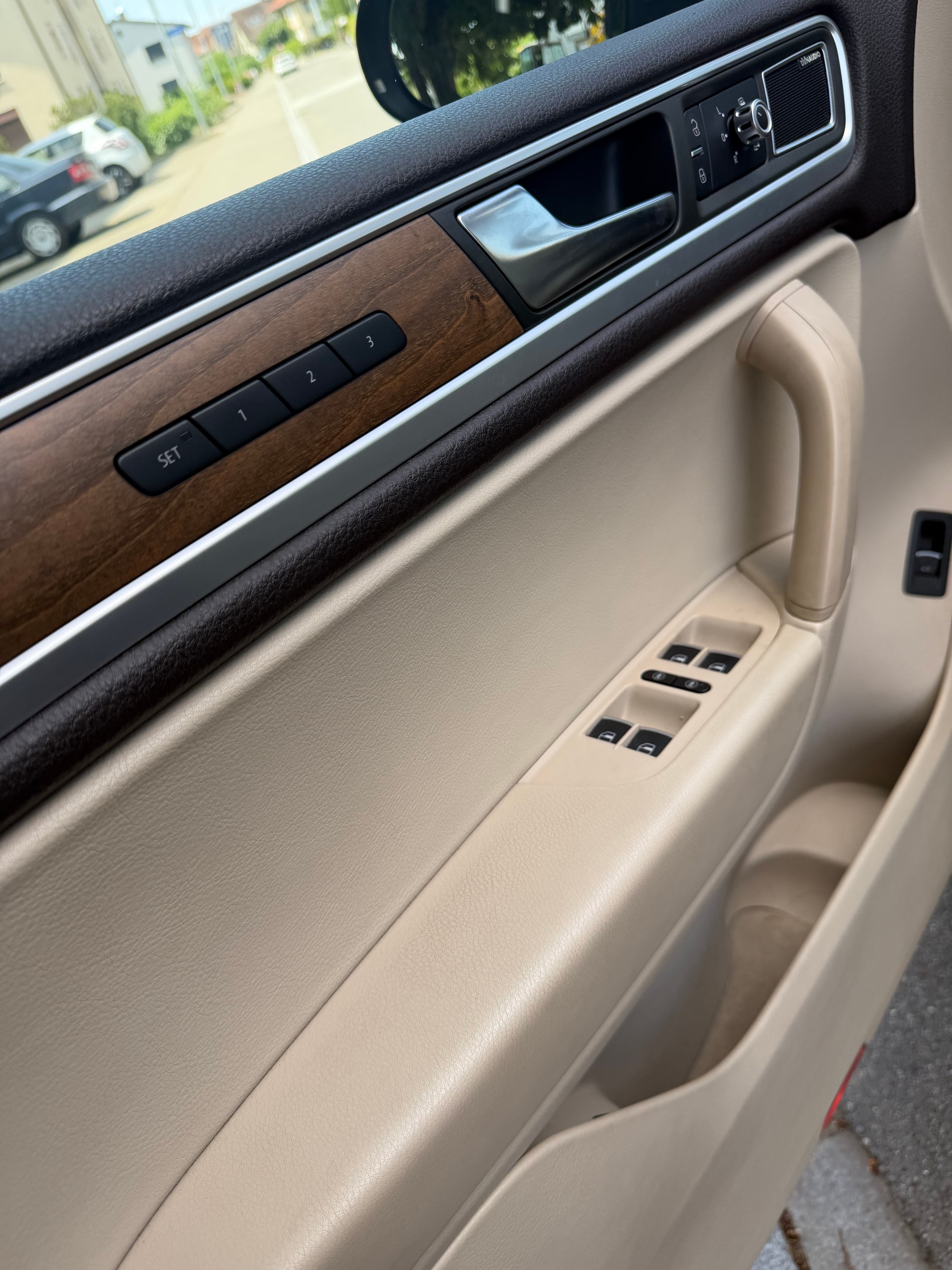 VW Touareg 4.2 TDI Tiptronic AHK 3500 Kg-image-12