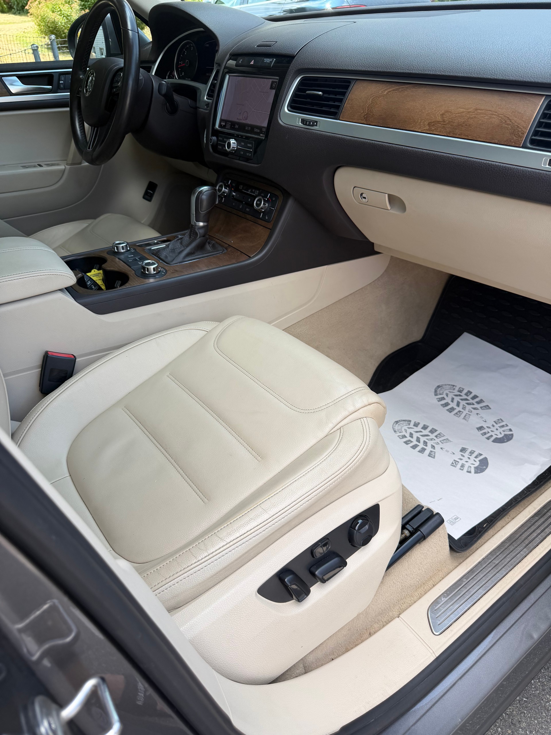 VW Touareg 4.2 TDI Tiptronic AHK 3500 Kg-image-11
