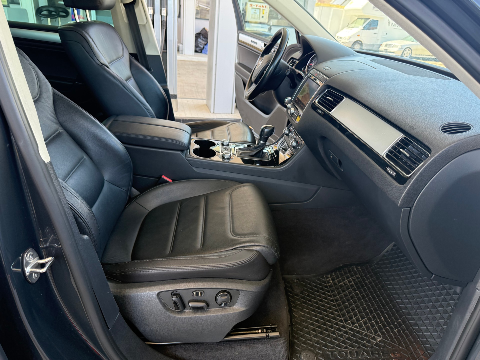 VW Touareg 3.0 TDI BlueMotion Technology Tiptronic-image-10