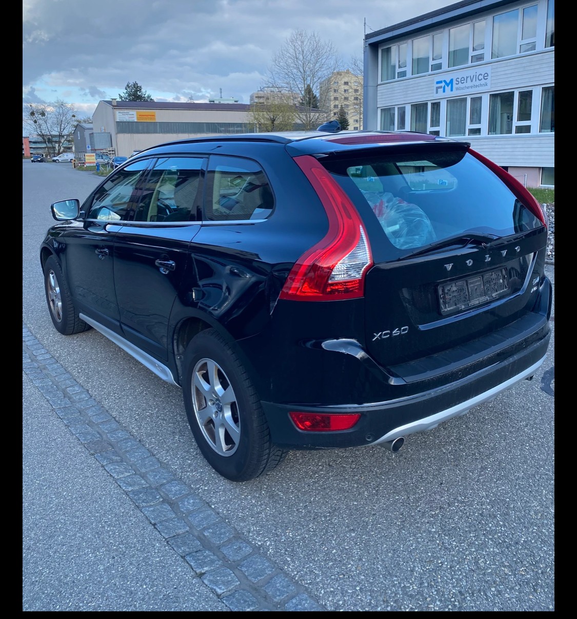 VOLVO XC60 D4 AWD Husky Edition Geartronic-image-4