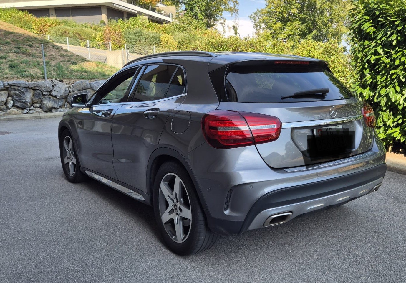 MERCEDES-BENZ GLA 250 AMG Line 4Matic-image-4