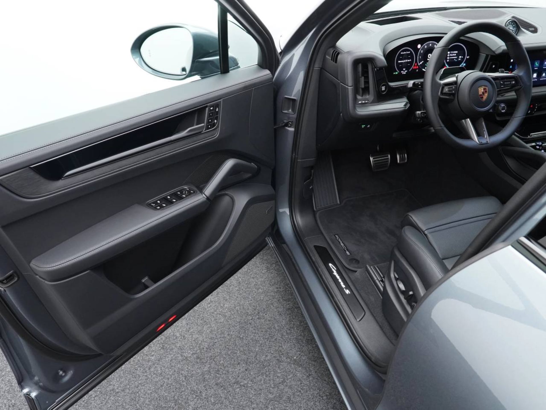 PORSCHE Cayenne S E-Hybrid Black Edition-showroom-element-3