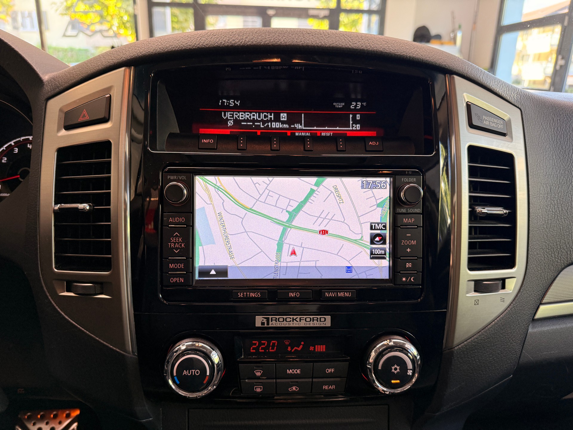 MITSUBISHI Pajero 3.2 DID Intense Automatic-image-7