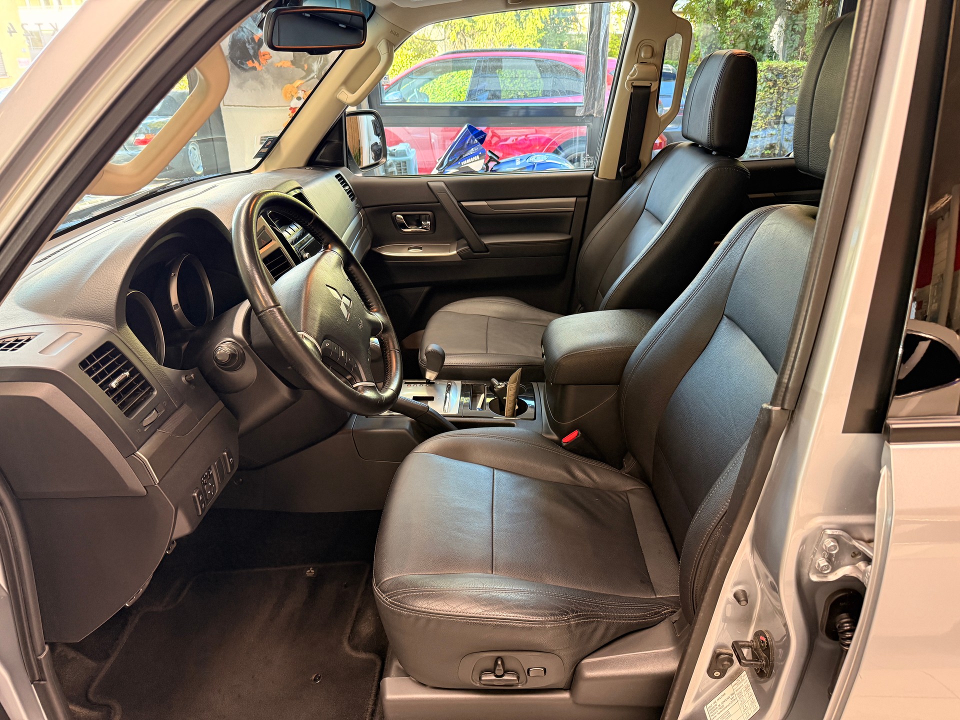 MITSUBISHI Pajero 3.2 DID Intense Automatic-image-3
