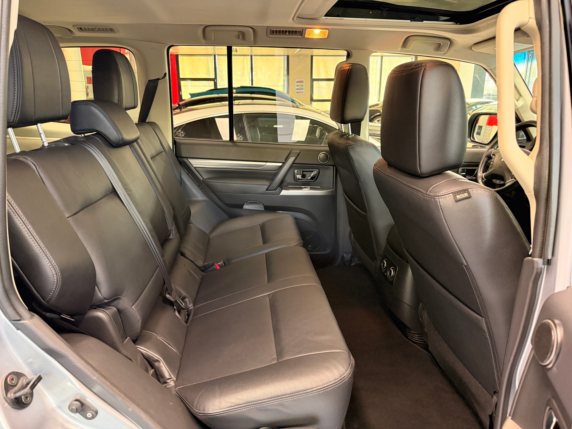 MITSUBISHI Pajero 3.2 DID Intense Automatic-image-11