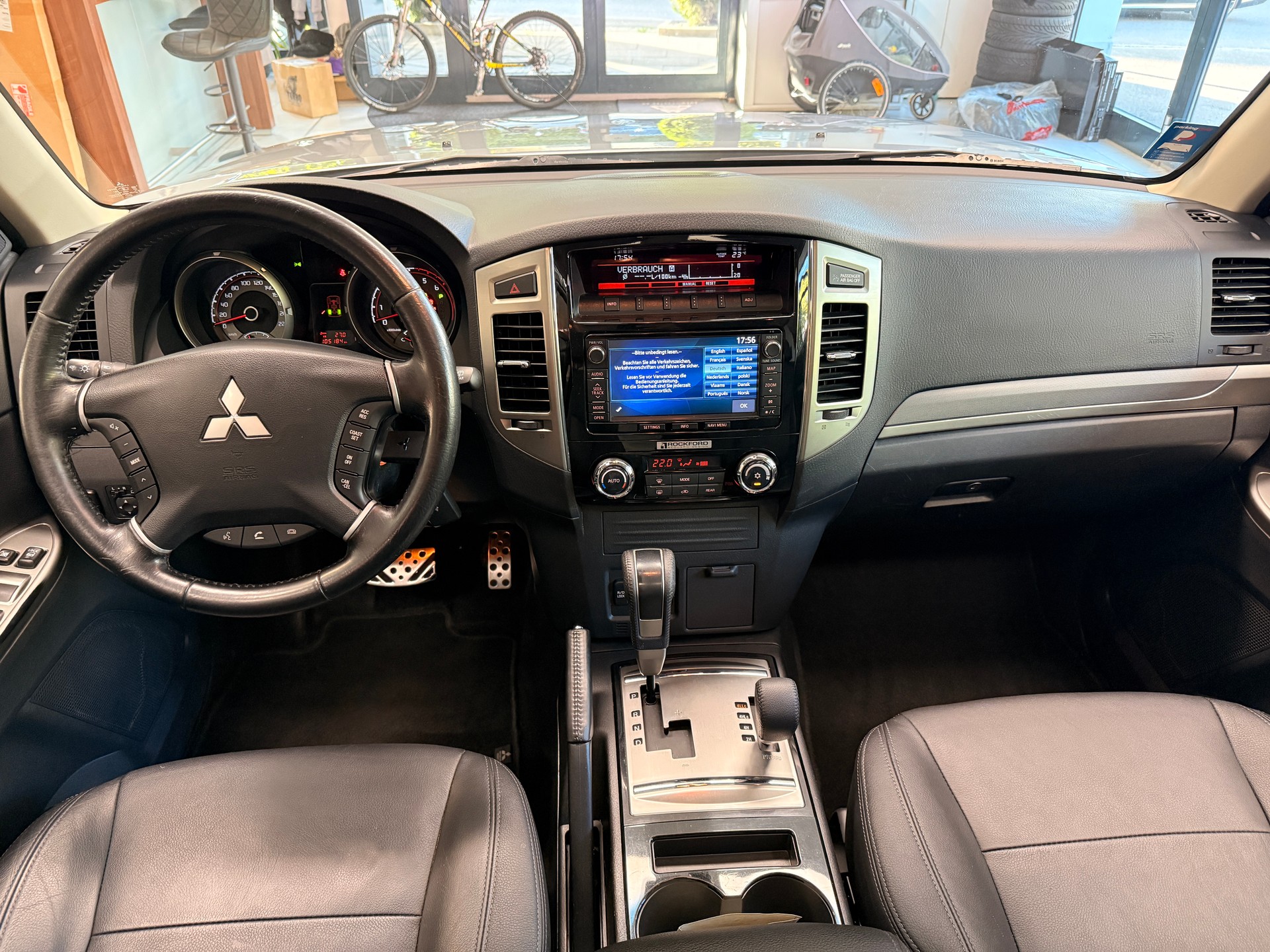 MITSUBISHI Pajero 3.2 DID Intense Automatic-image-6
