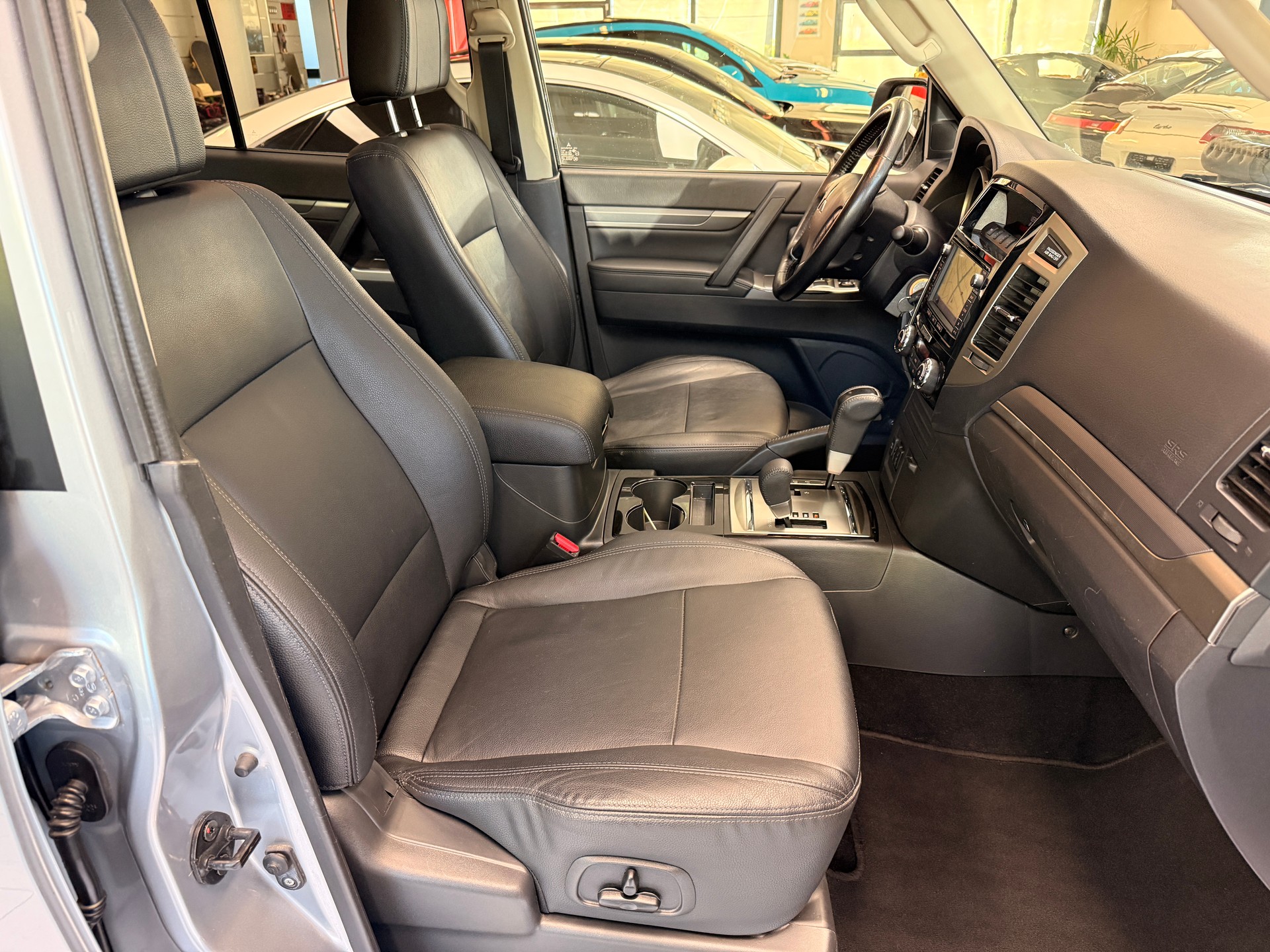 MITSUBISHI Pajero 3.2 DID Intense Automatic-image-10