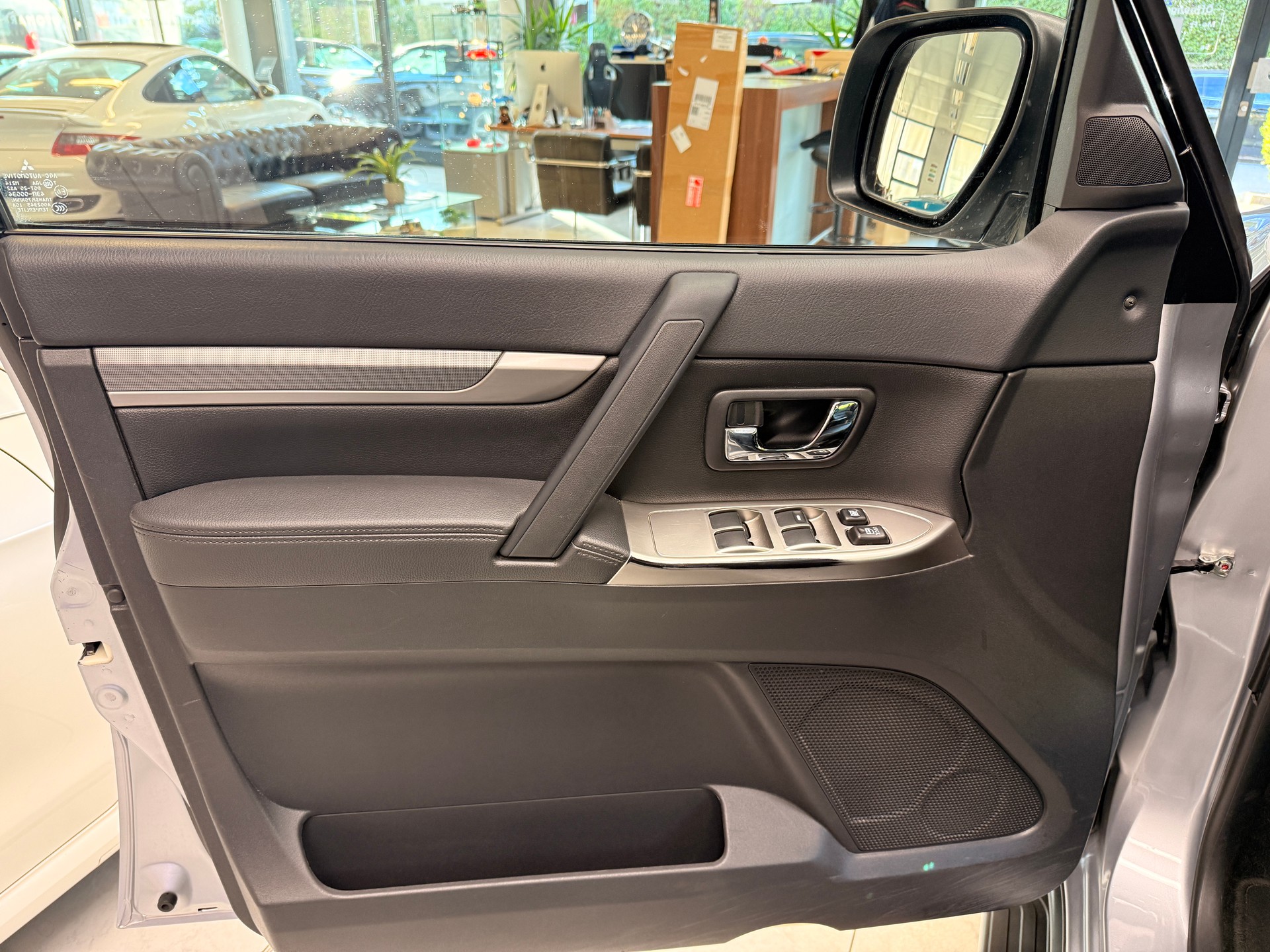 MITSUBISHI Pajero 3.2 DID Intense Automatic-image-5