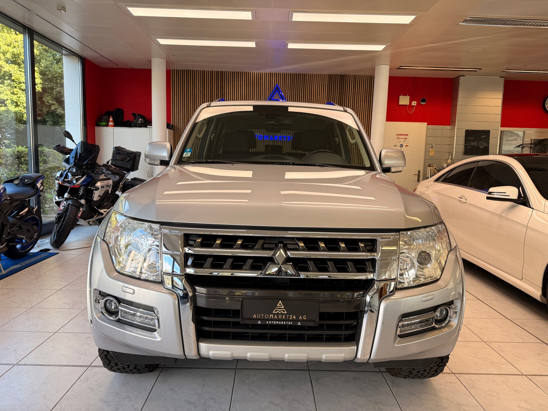 MITSUBISHI Pajero 3.2 DID Intense Automatic-image-1