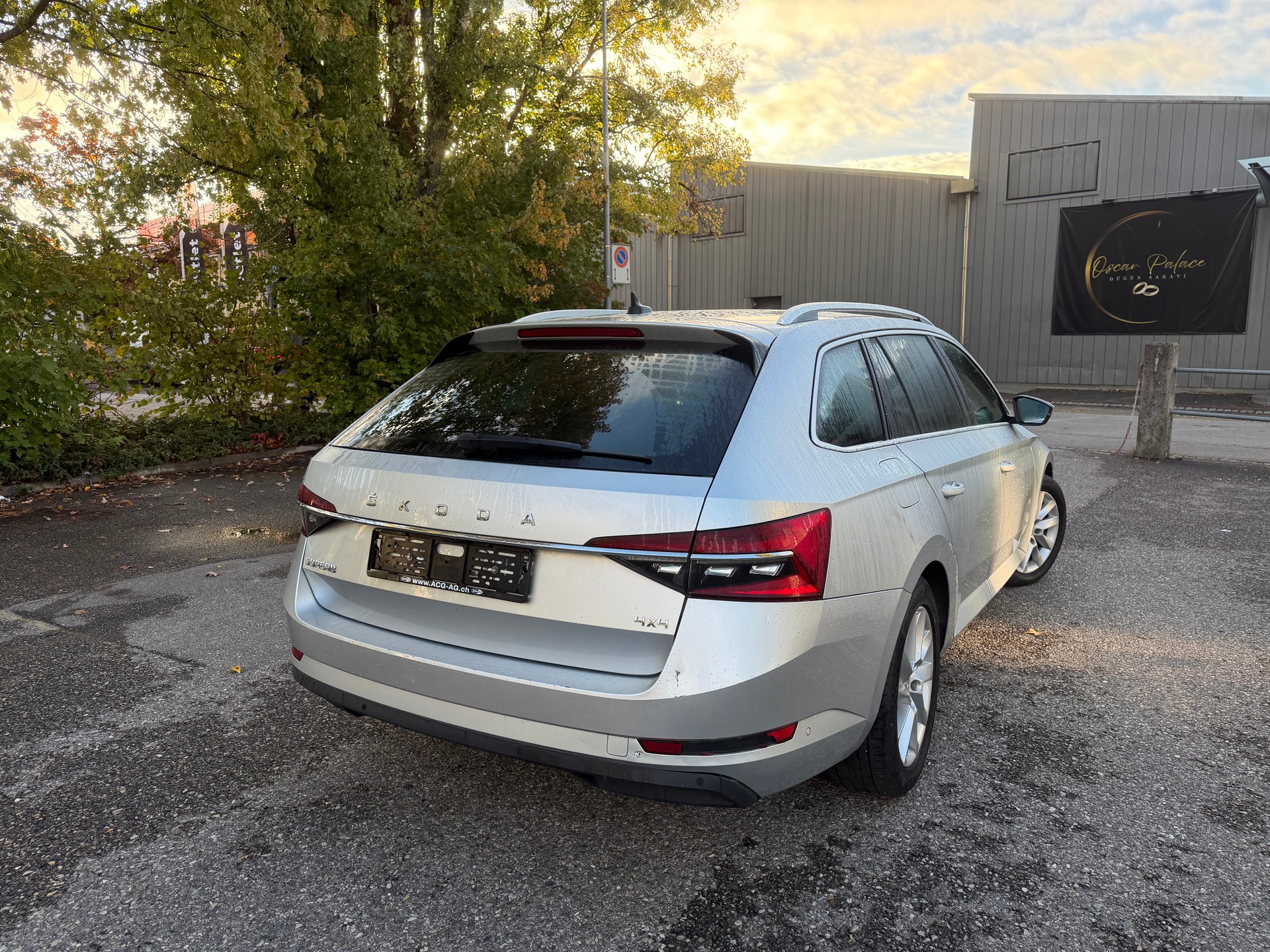SKODA Superb Combi 2.0 TDi Style 4x4 DSG * 07x Plätze * Leder * Gr. Navi * LED * Klima-auto * PDC V&H- RF-Kamera * Ab MFK-image-4