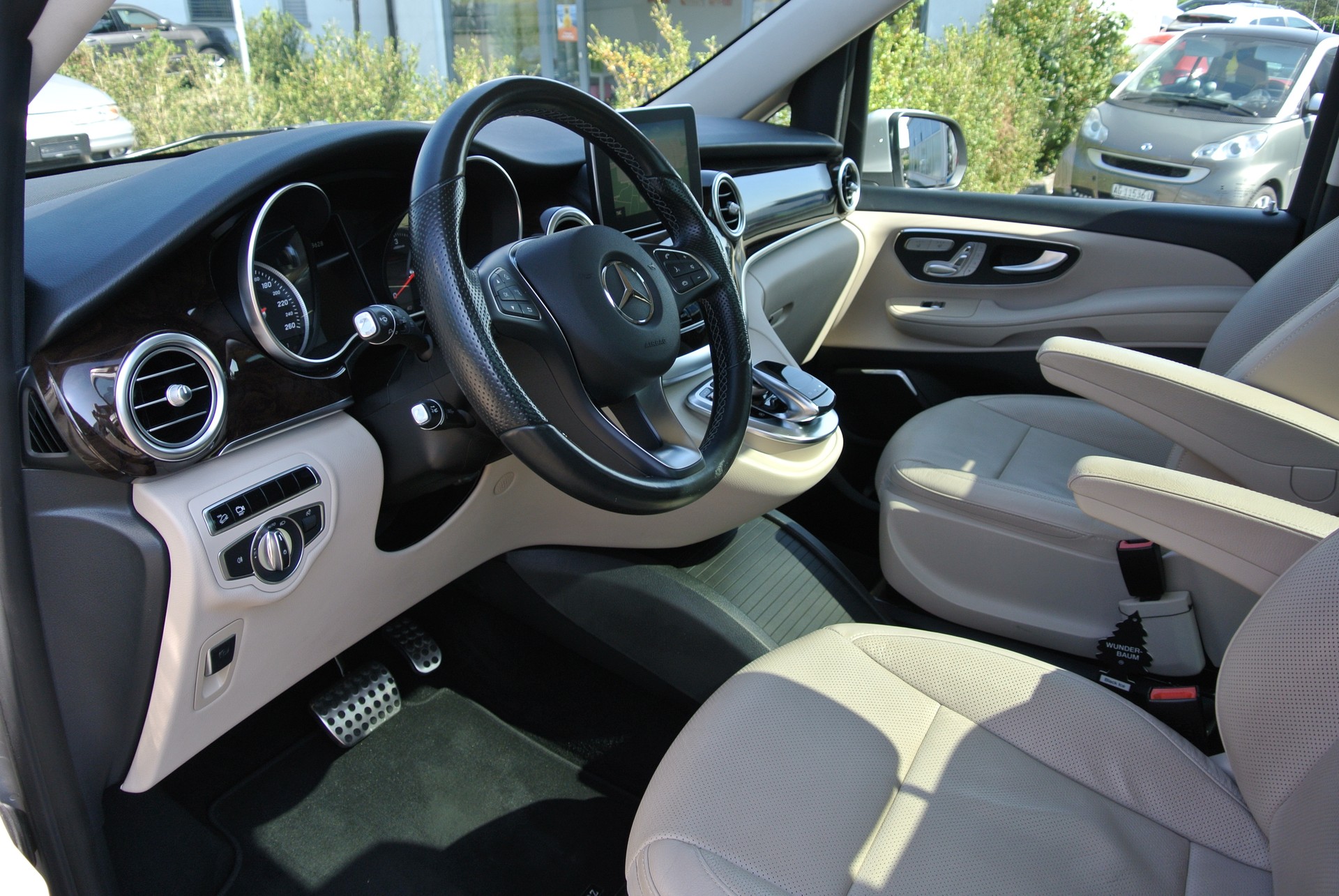 MERCEDES-BENZ V 250 d Avantgarde lang 4Matic 7G-Tronic, AMG Line-image-12