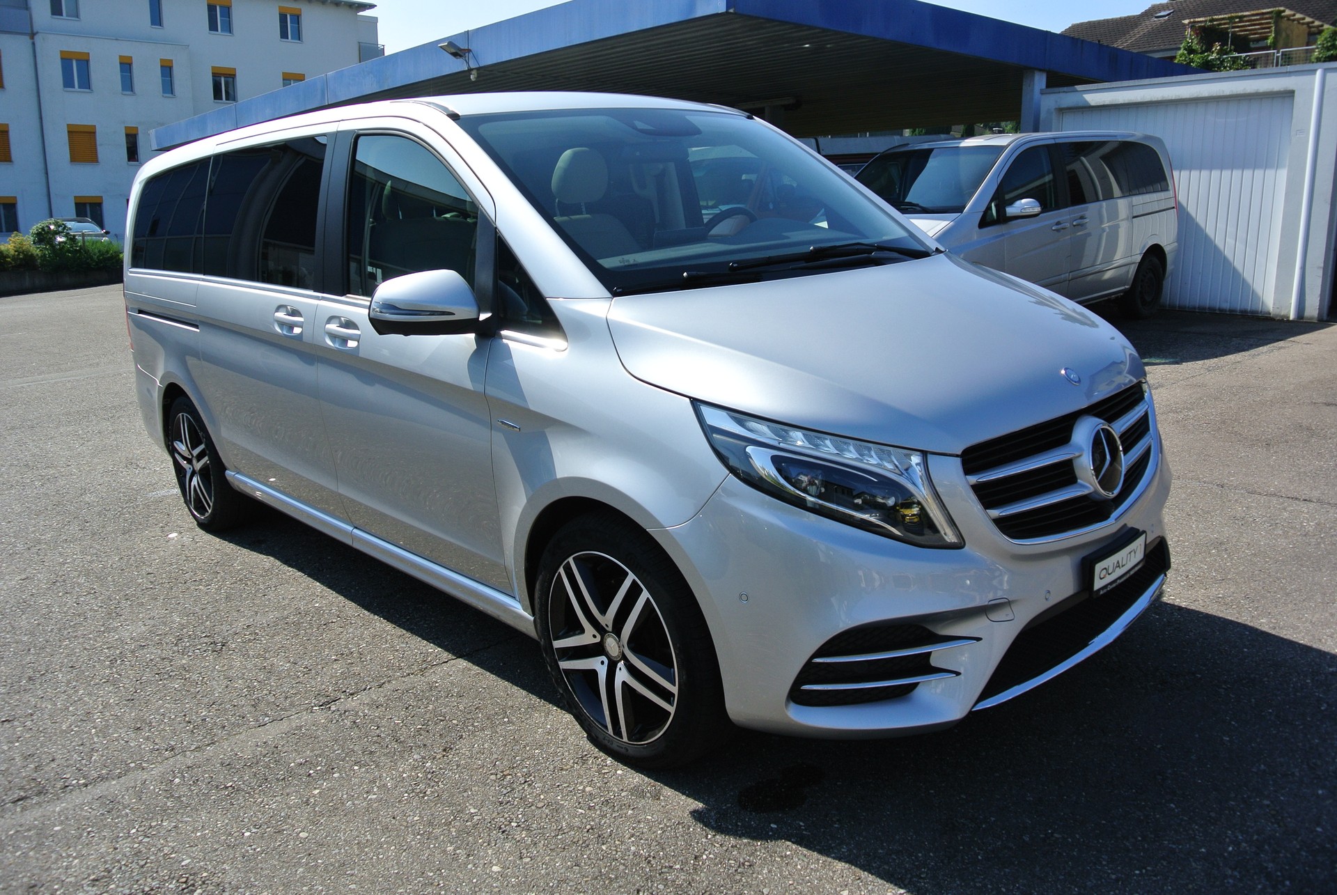 MERCEDES-BENZ V 250 d Avantgarde lang 4Matic 7G-Tronic, AMG Line-image-10
