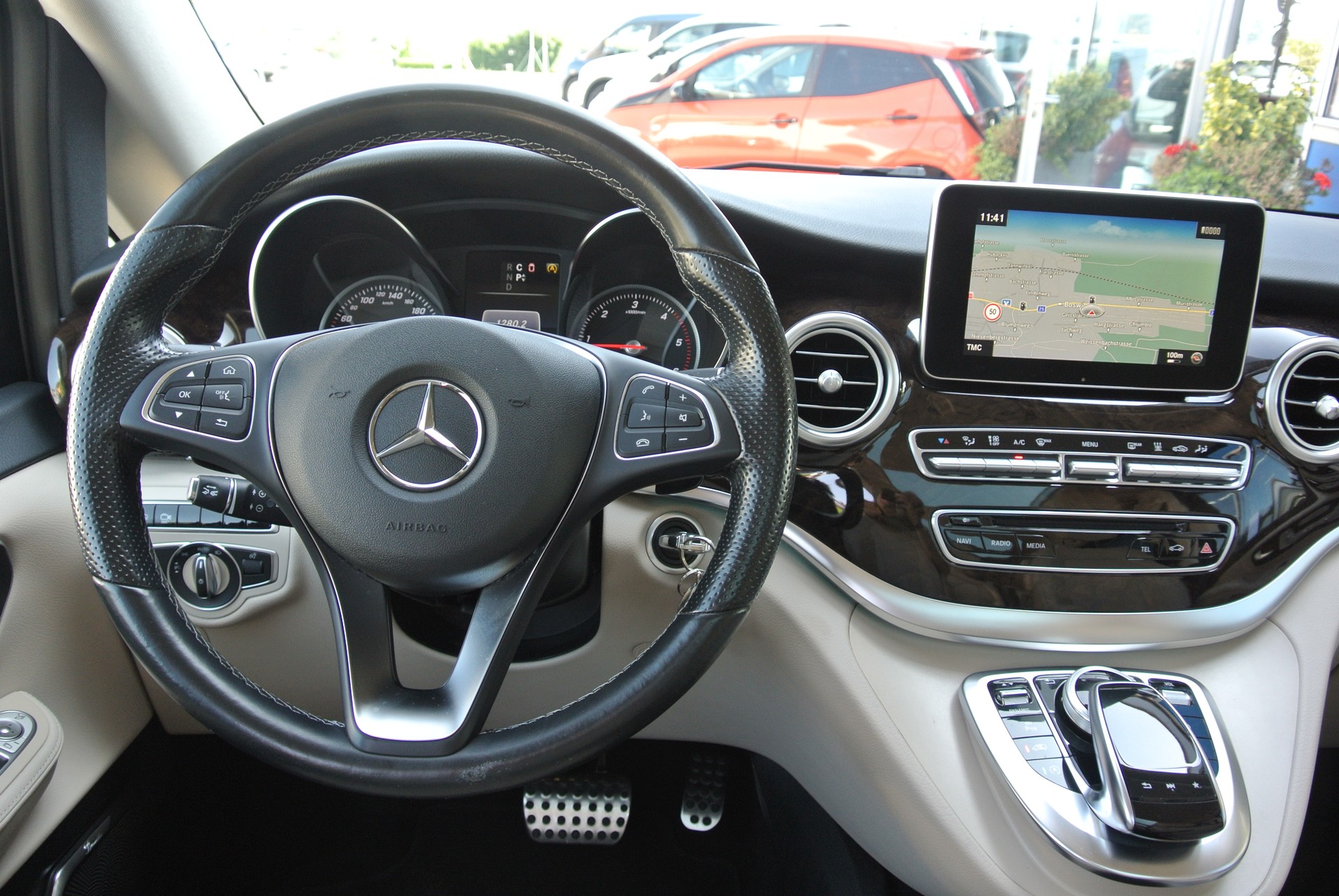 MERCEDES-BENZ V 250 d Avantgarde lang 4Matic 7G-Tronic, AMG Line-image-24