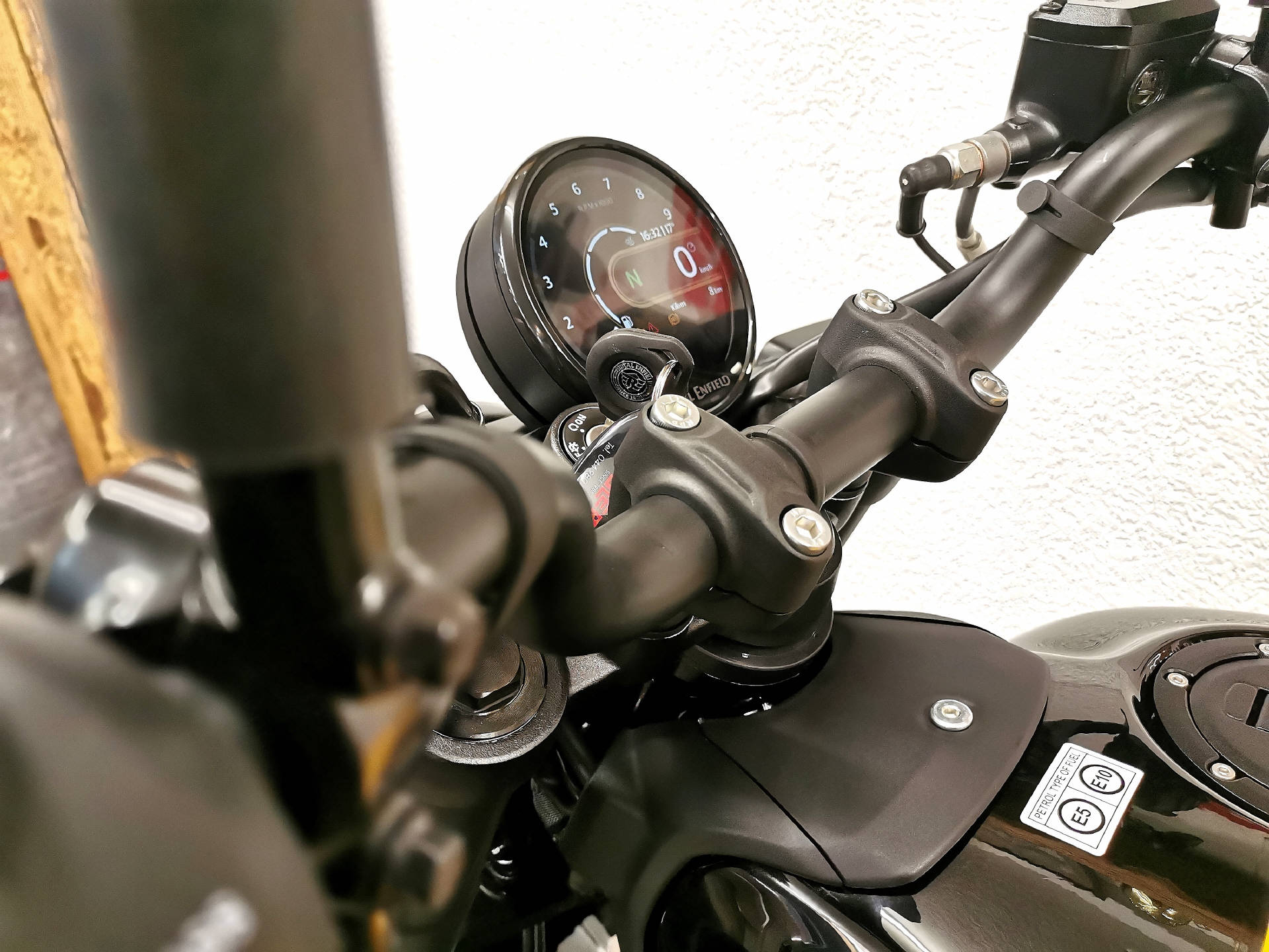 ROYAL ENFIELD Guerrilla-image-6