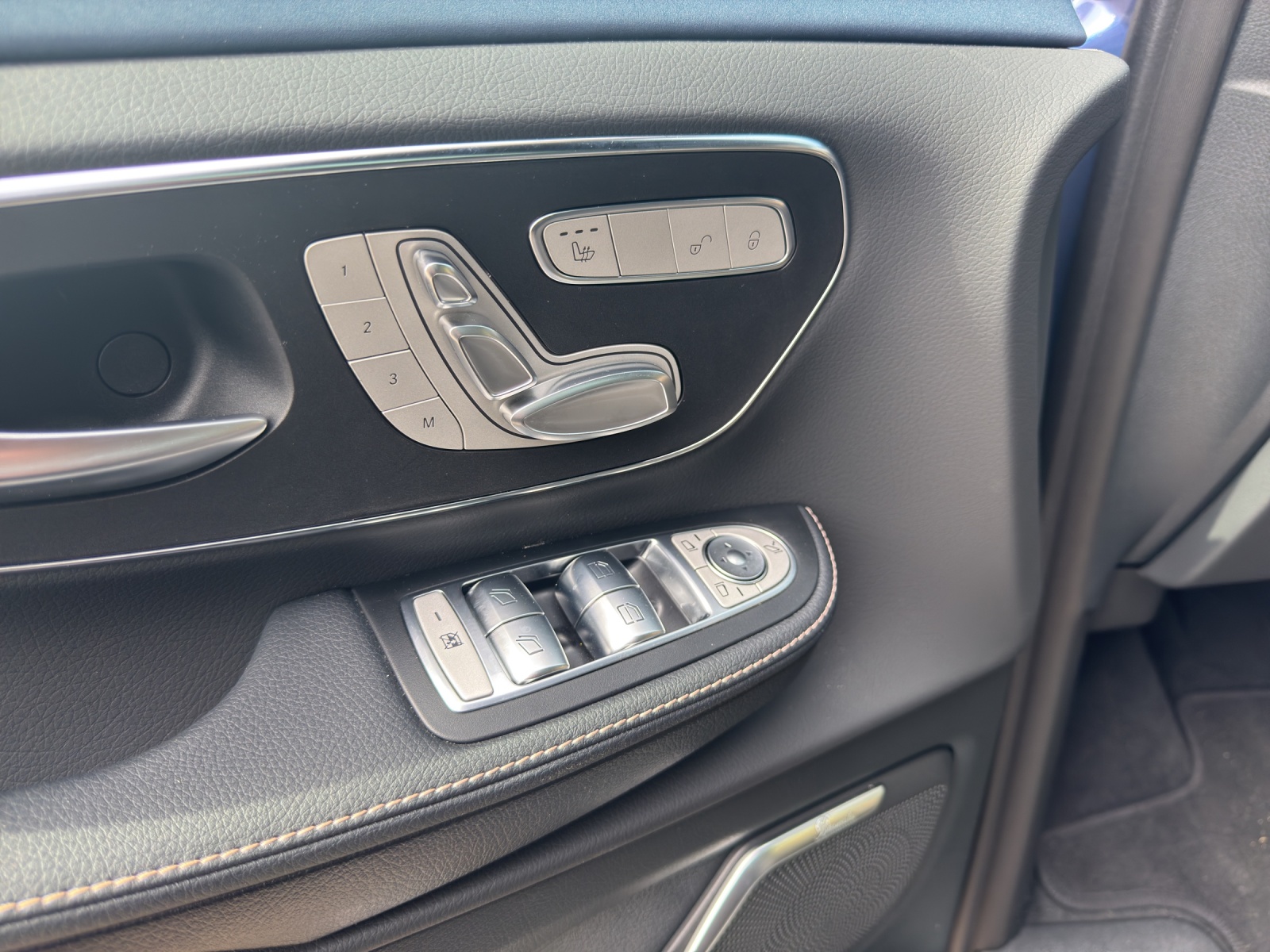 MERCEDES-BENZ EQV 300 lang-image-13