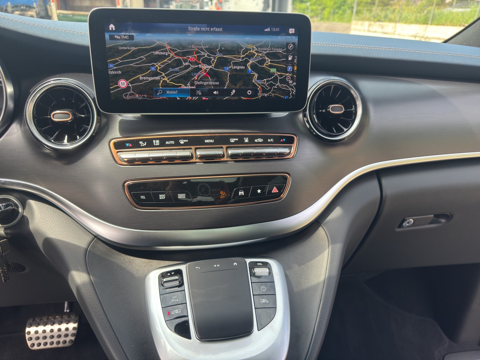 MERCEDES-BENZ EQV 300 lang-image-16