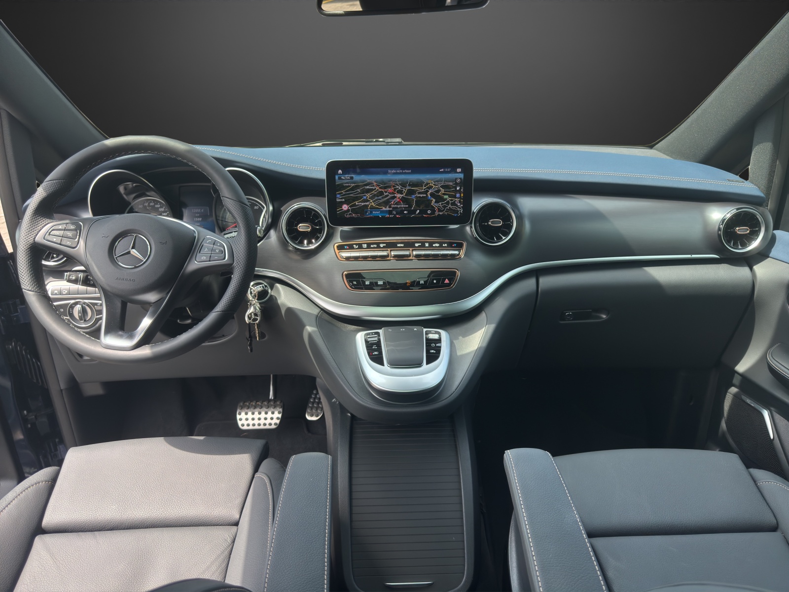 MERCEDES-BENZ EQV 300 lang-image-10