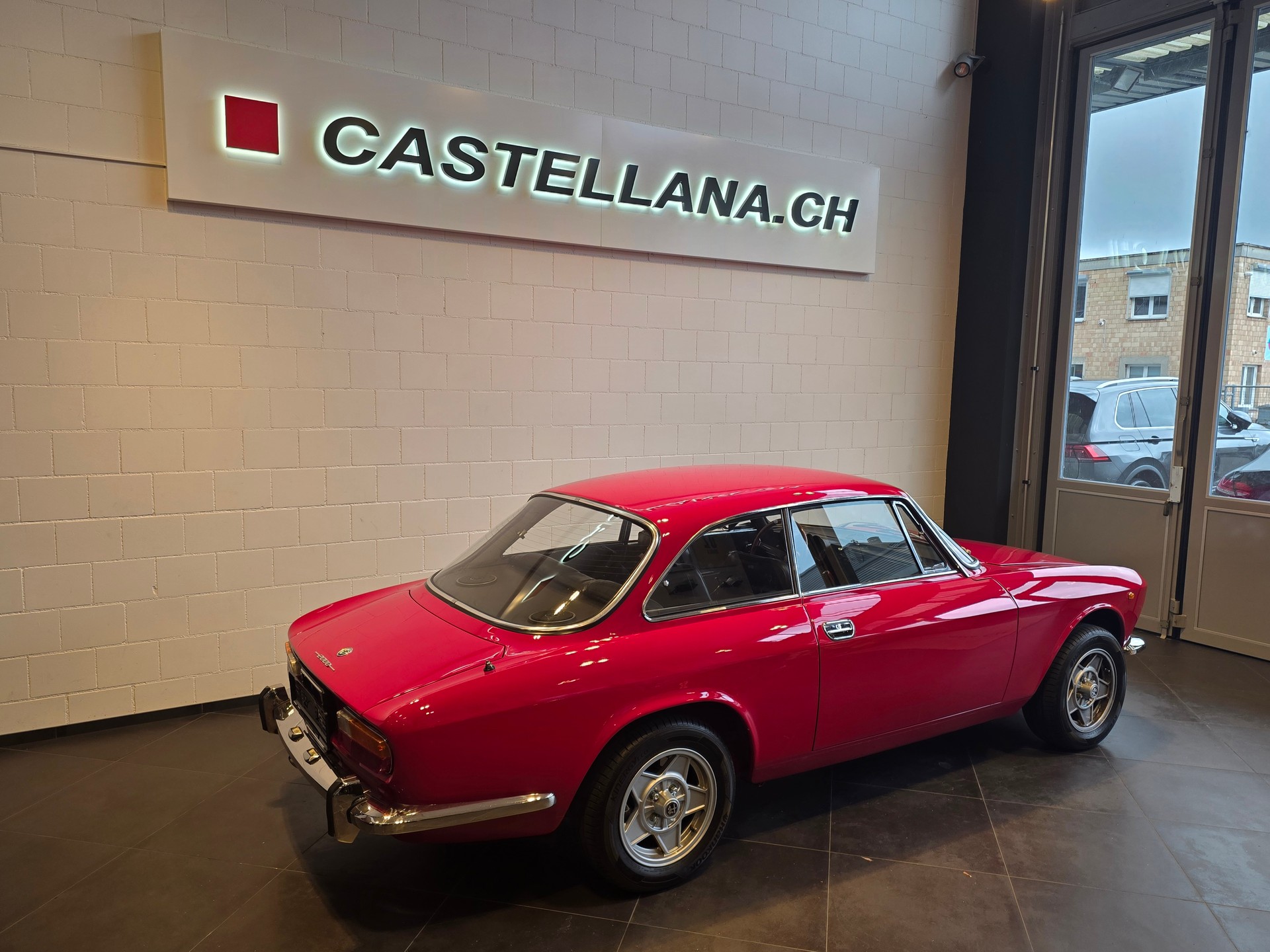 ALFA ROMEO 2000-showroom-element-3