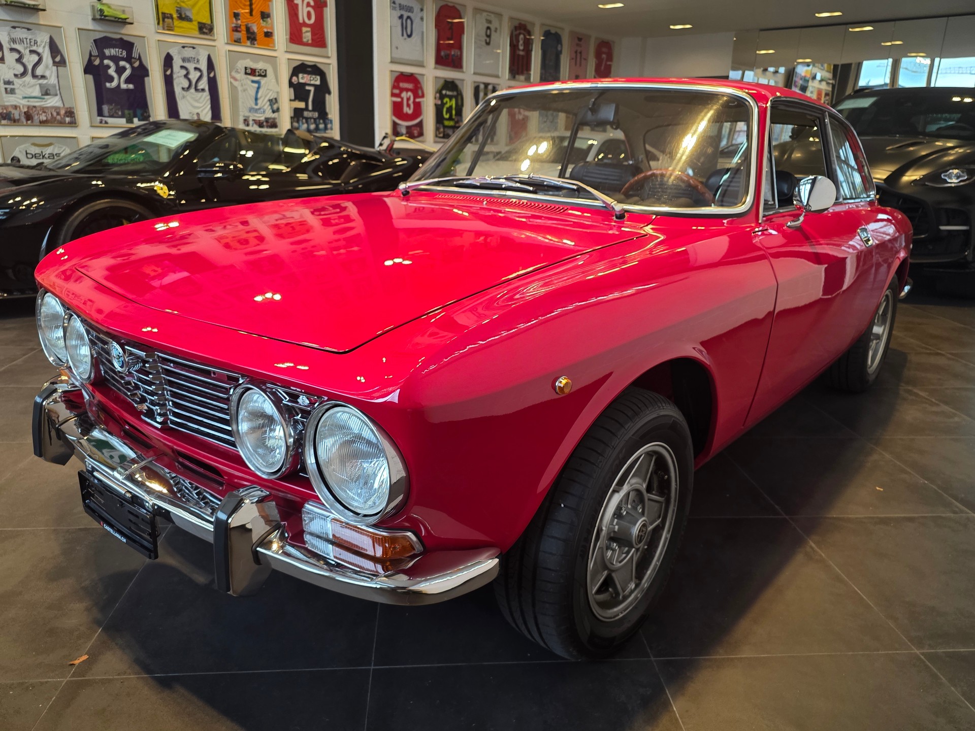 ALFA ROMEO 2000-showroom-element-2