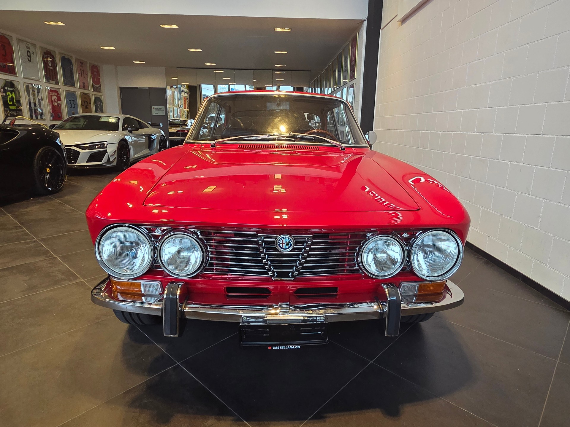 ALFA ROMEO 2000-showroom-element-1