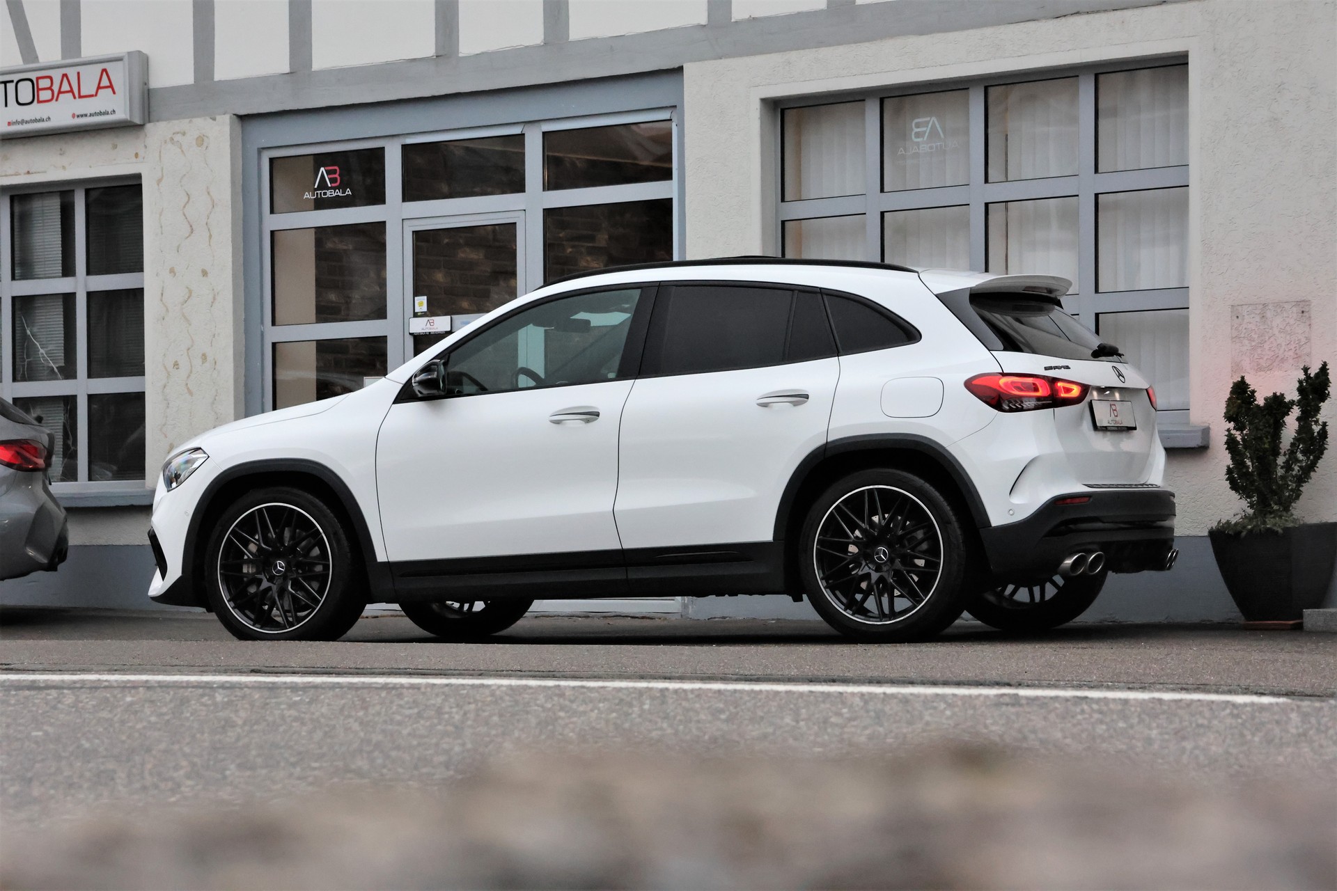 MERCEDES-BENZ GLA 35 AMG 4Matic 8G-Speedshift DCT (CH)-showroom-element-3