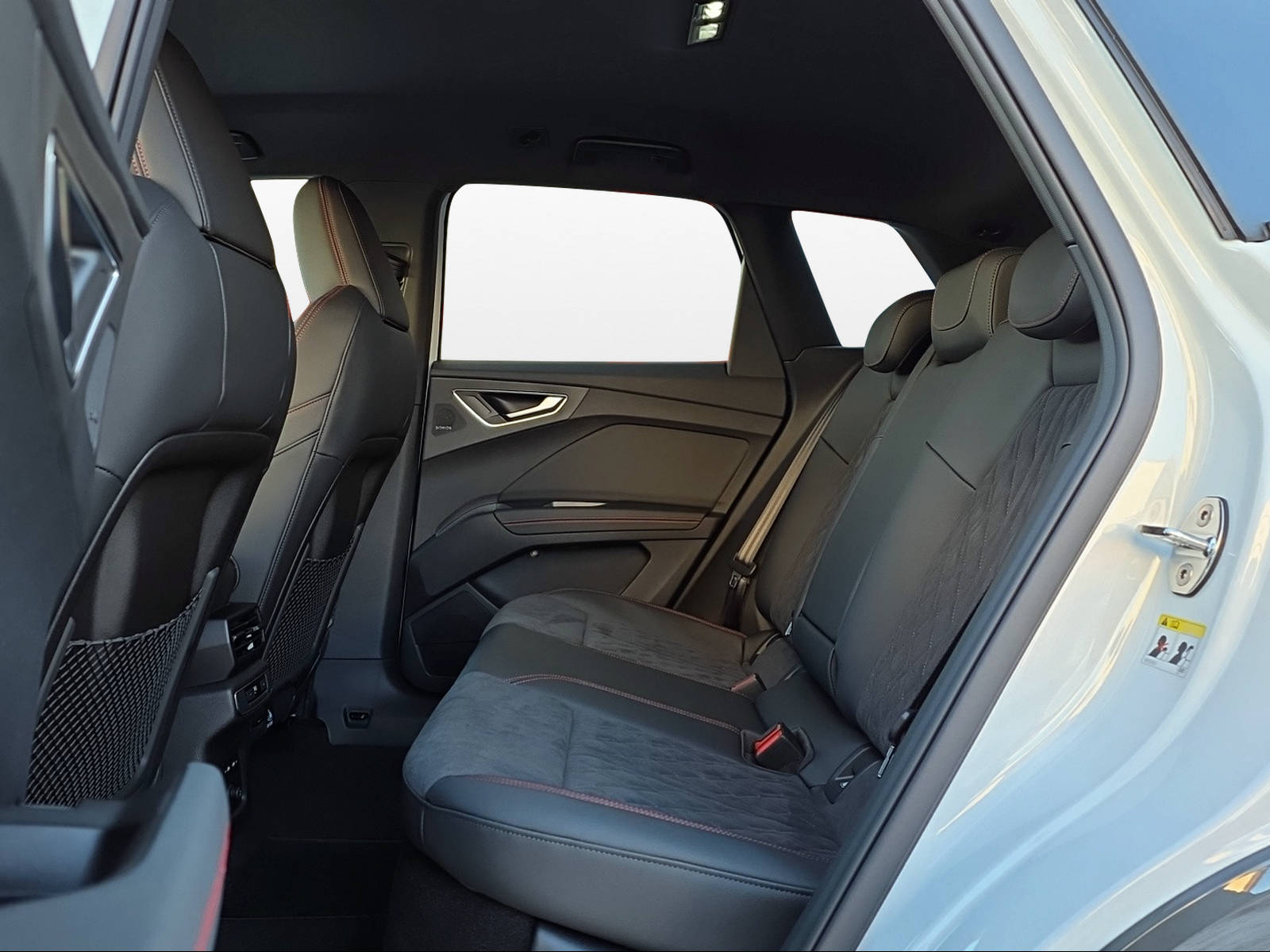 AUDI Q4 e-tron 45 quattro-image-10