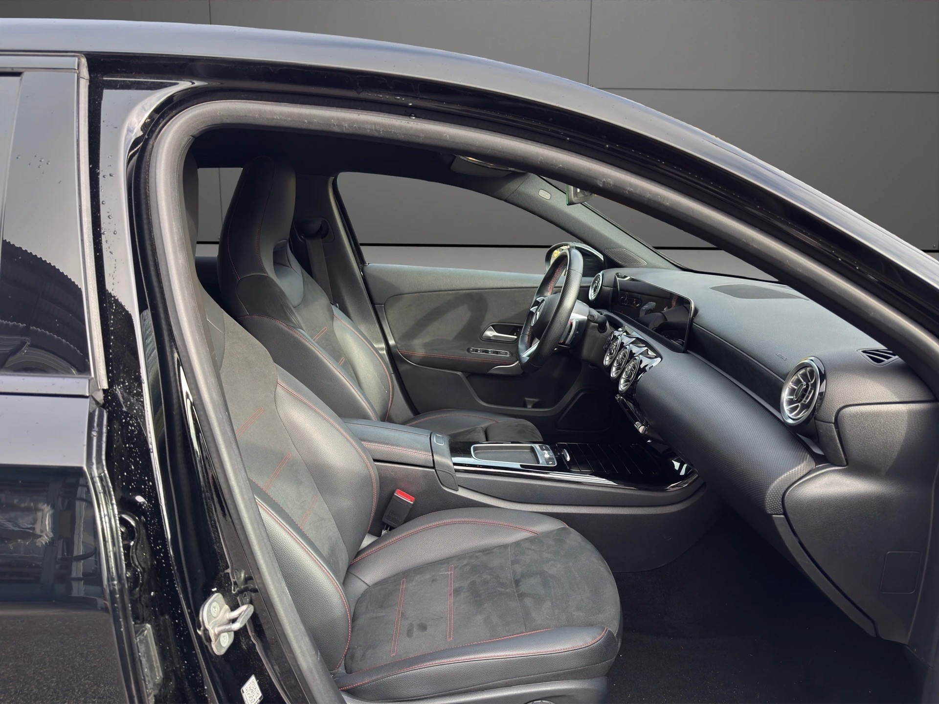 MERCEDES-BENZ A 180d * FACELIFT * AMG Line *-image-11