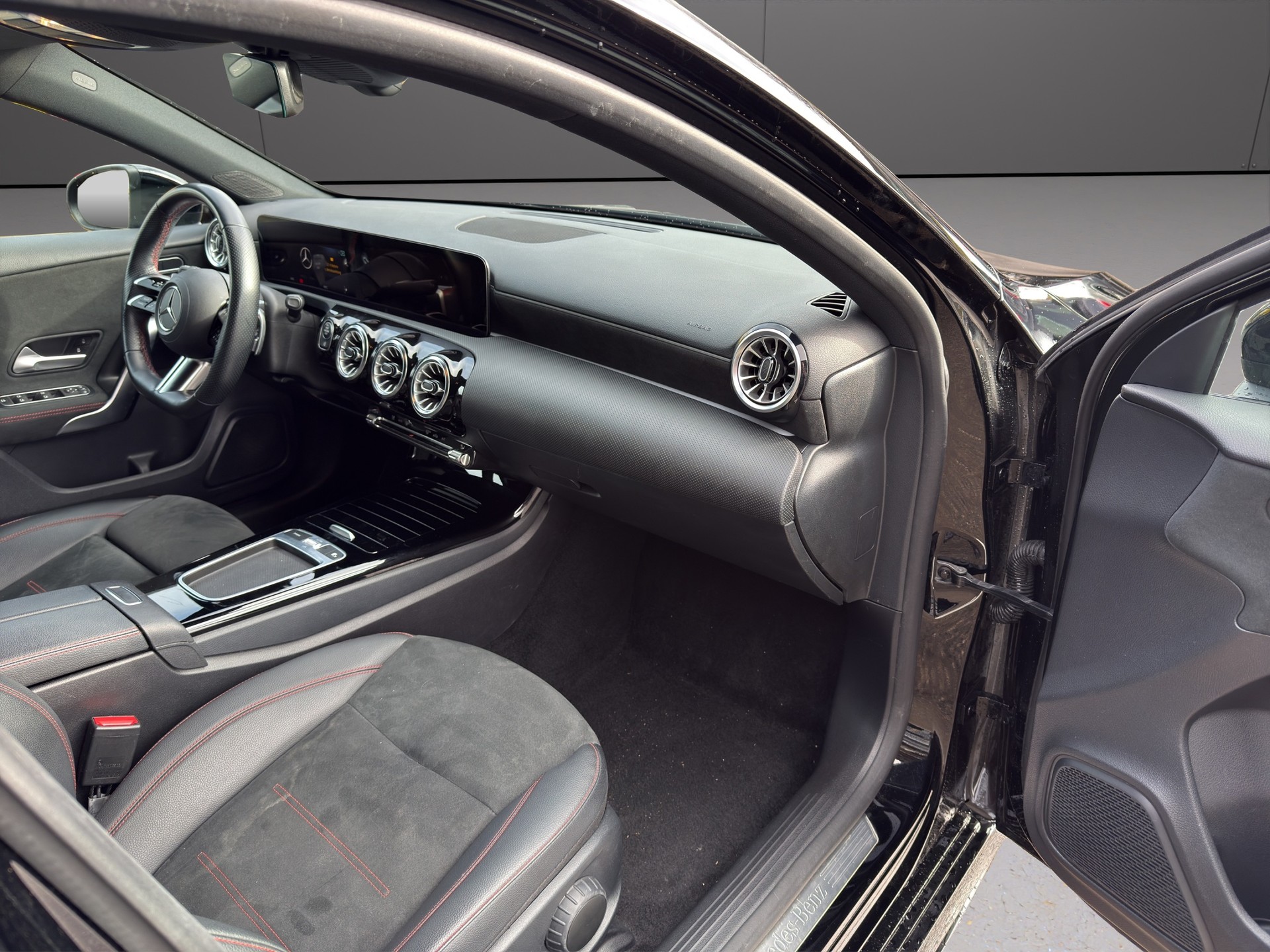 MERCEDES-BENZ A 180d * FACELIFT * AMG Line *-image-12