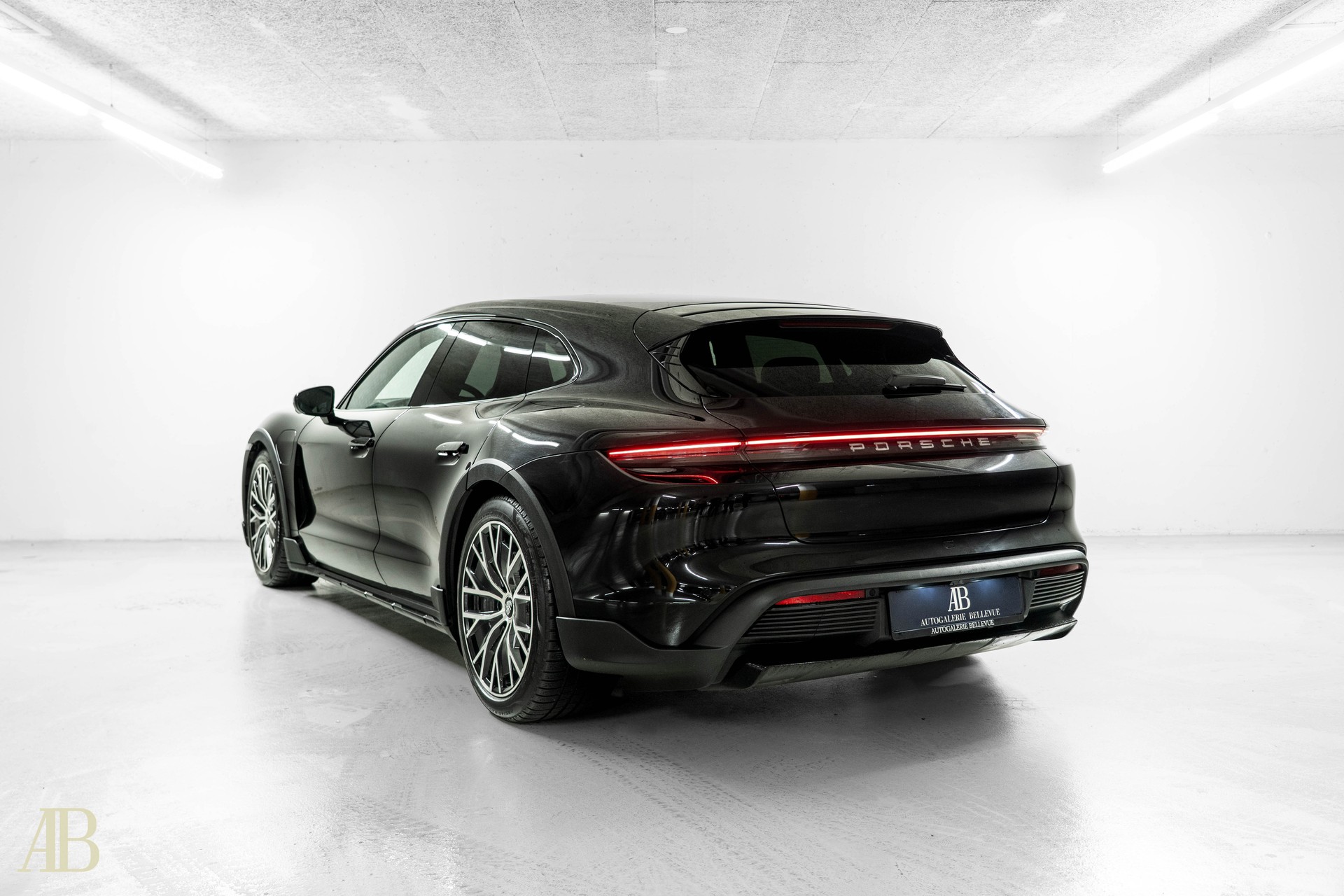 PORSCHE Taycan Cross Turismo 4S-image-4