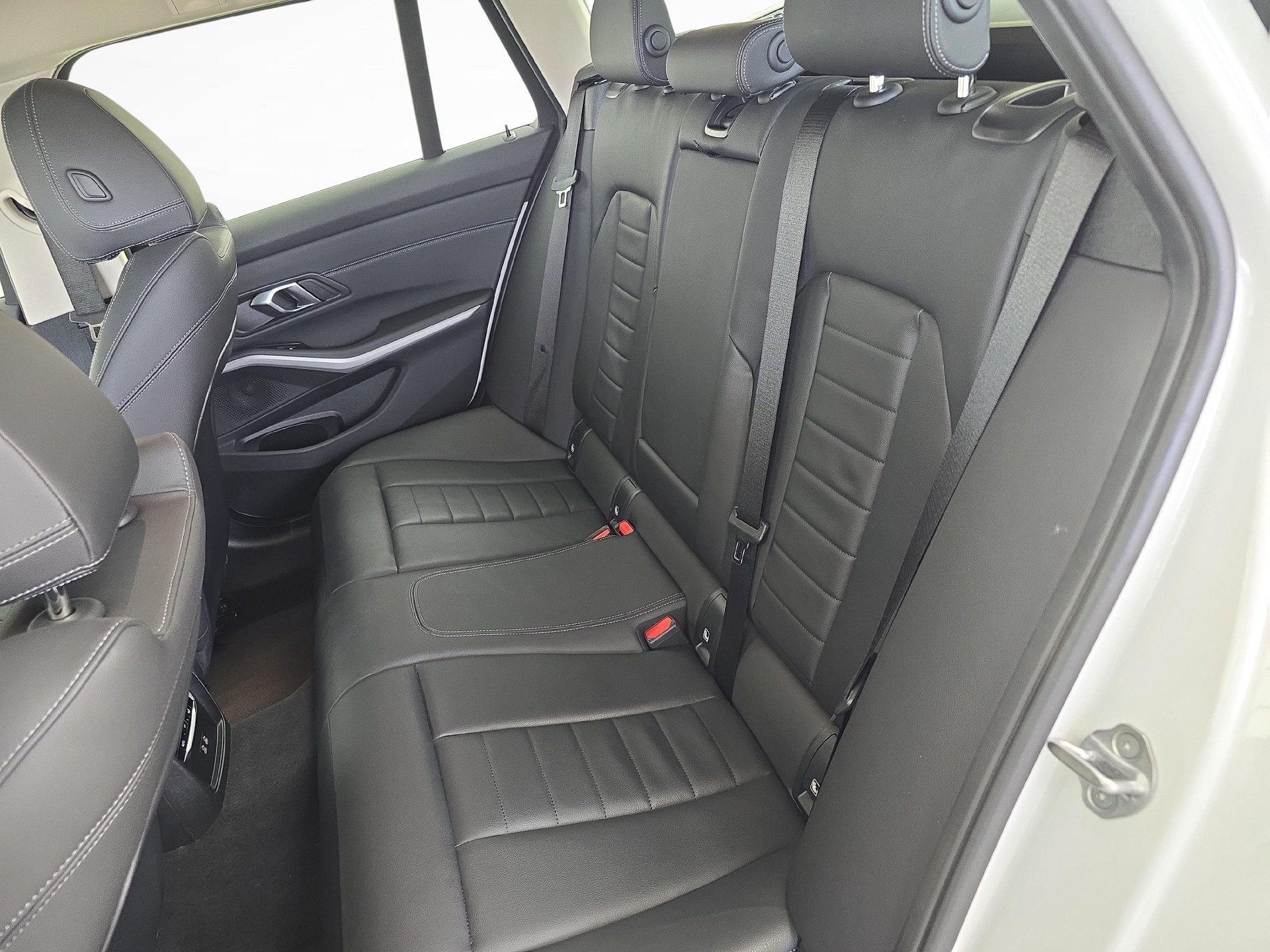 BMW 320d xDrive SAG Touring / Jetzt mit attraktivem 1.99% Leasing!-image-10