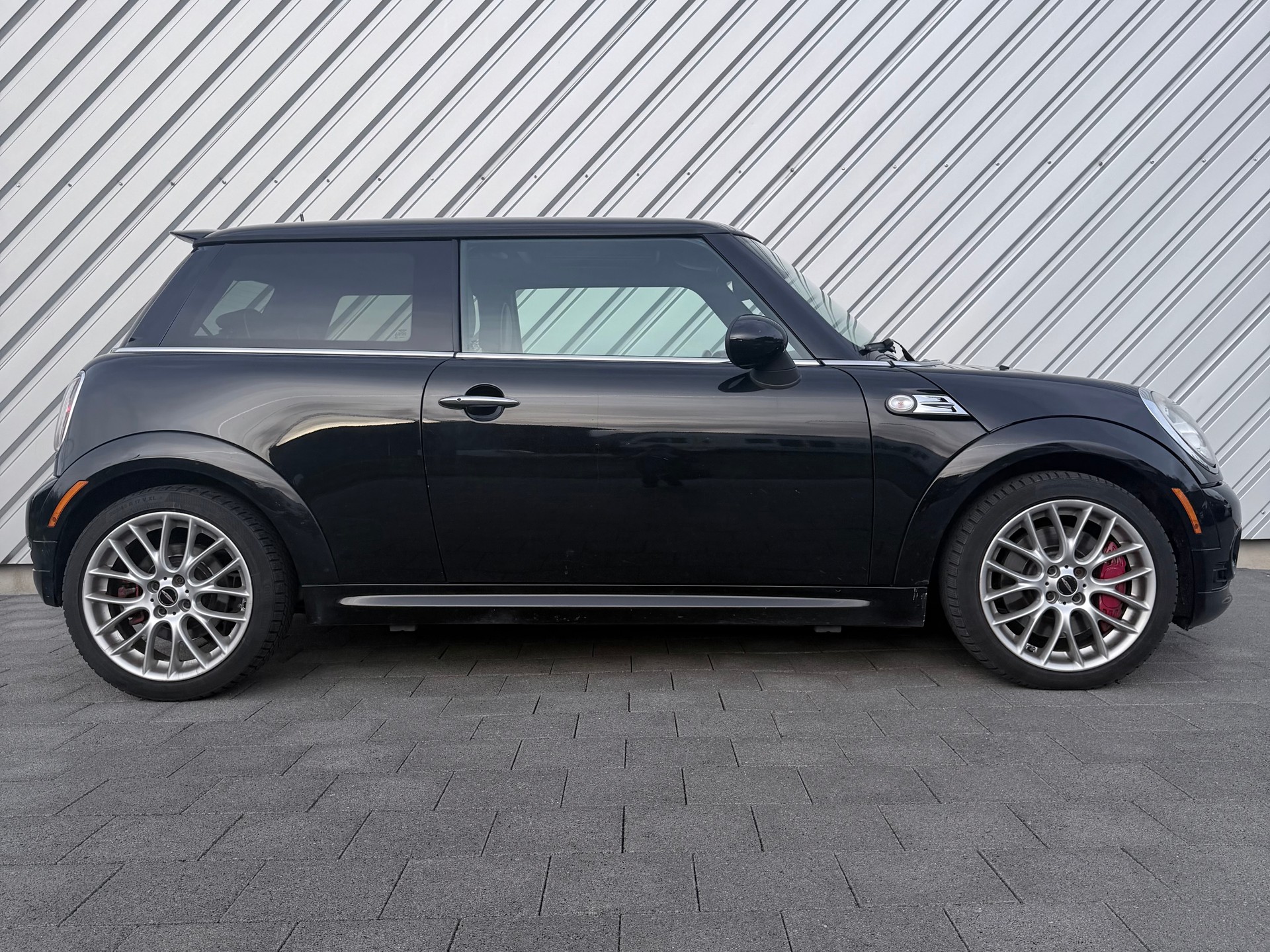 MINI Cooper John Cooper Works-showroom-element-1