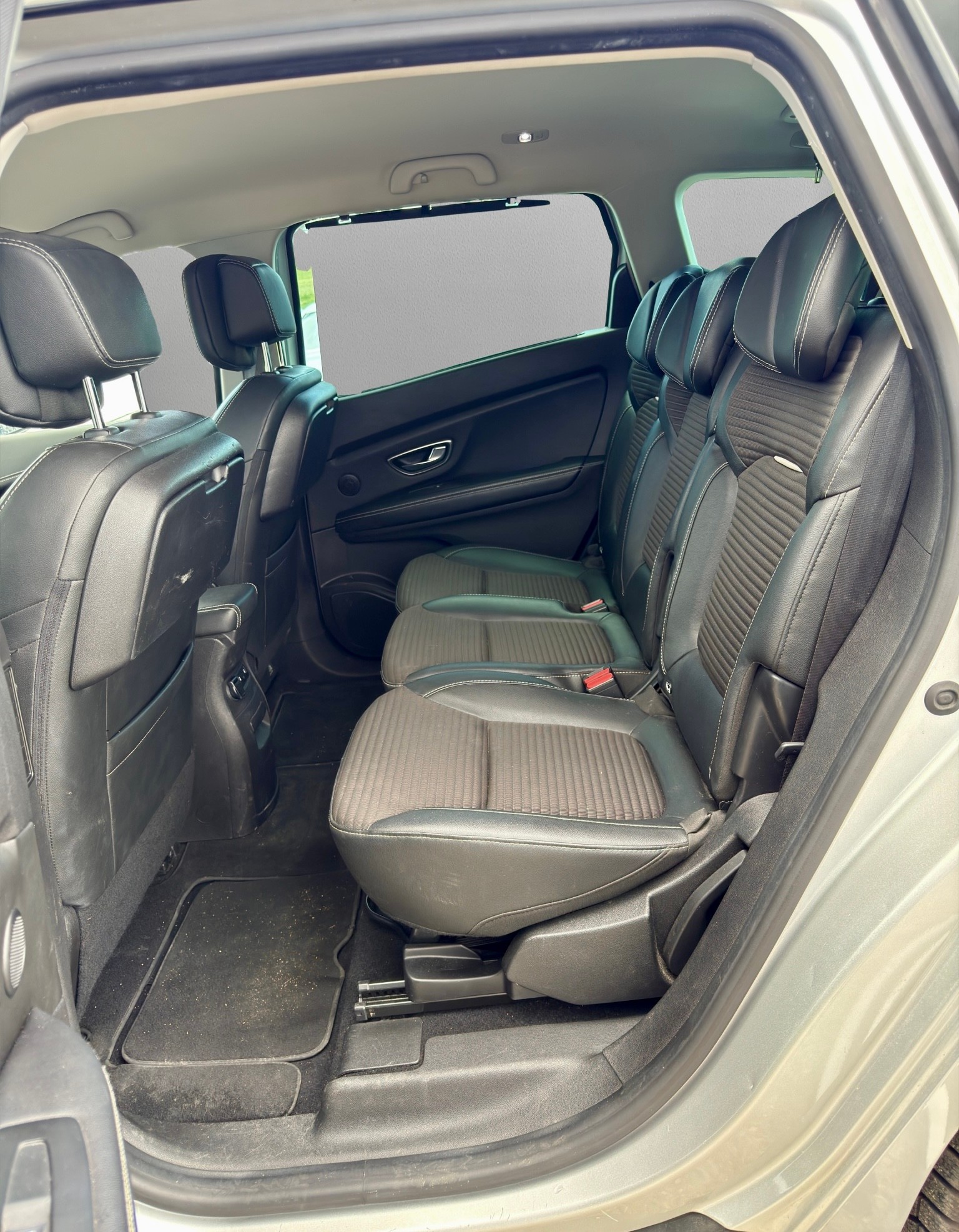 RENAULT Grand Scénic 1.5 dCi Initiale Paris EDC 7 Plätze-image-10