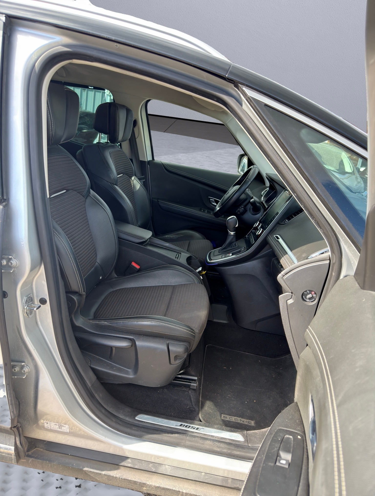RENAULT Grand Scénic 1.5 dCi Initiale Paris EDC 7 Plätze-image-9