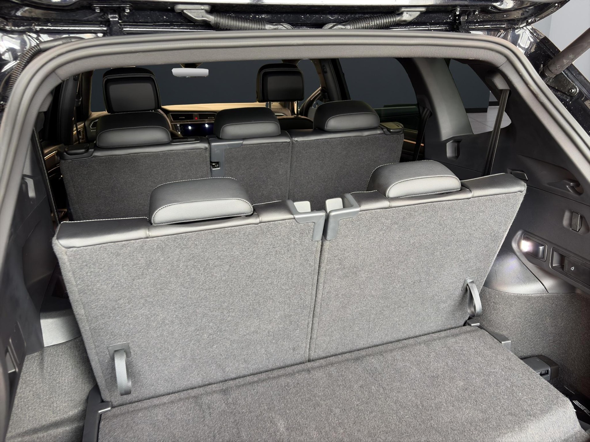 VW Tiguan Allspace 2.0 TSI R-Line DSG-image-10