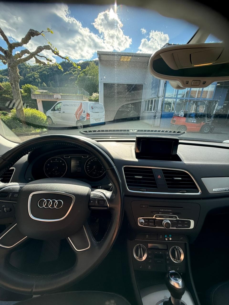 AUDI Q3 2.0 TFSI quattro S-tronic-image-11