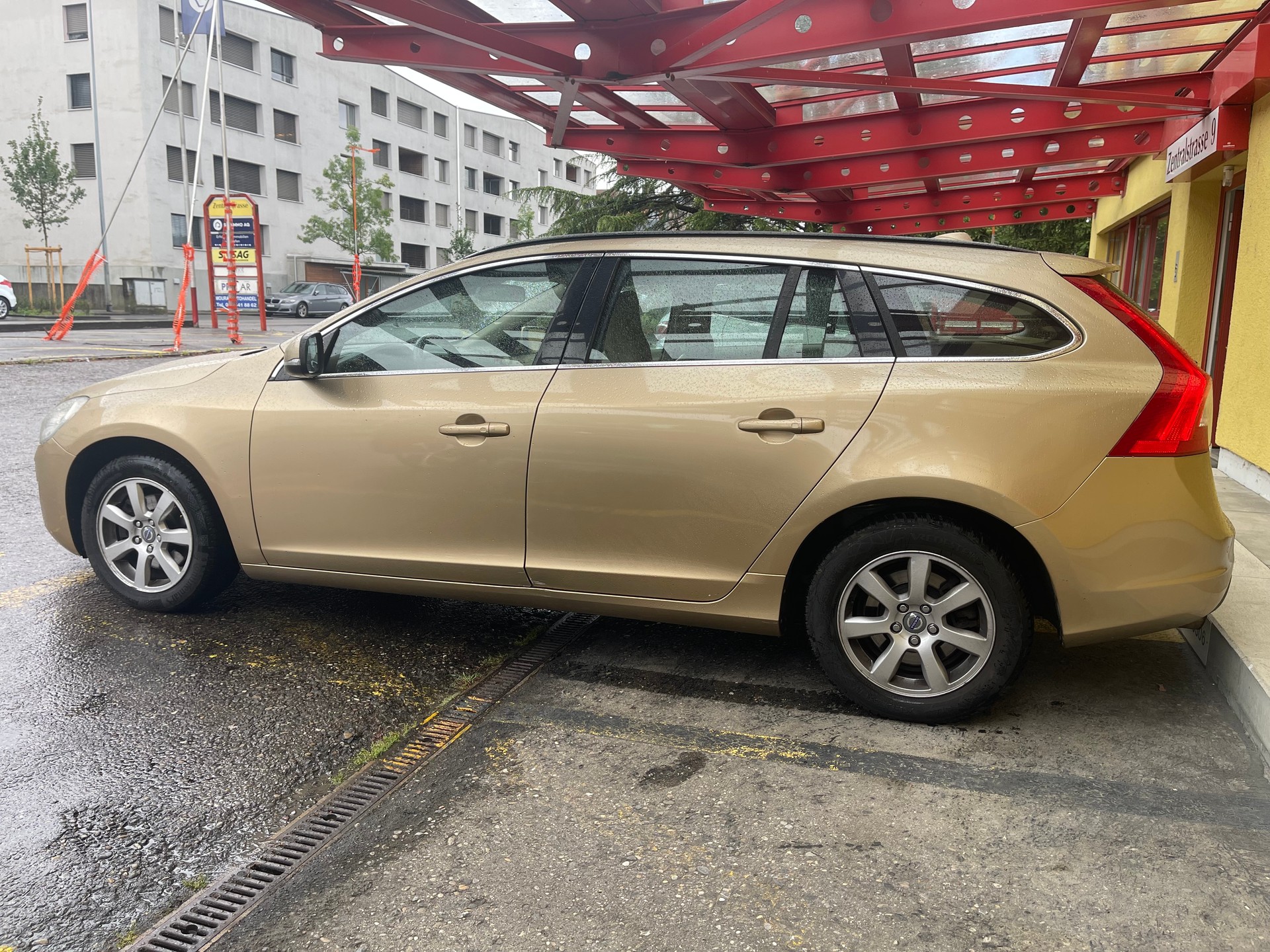 VOLVO V60 2.0T Kinetic Powershift-image-1