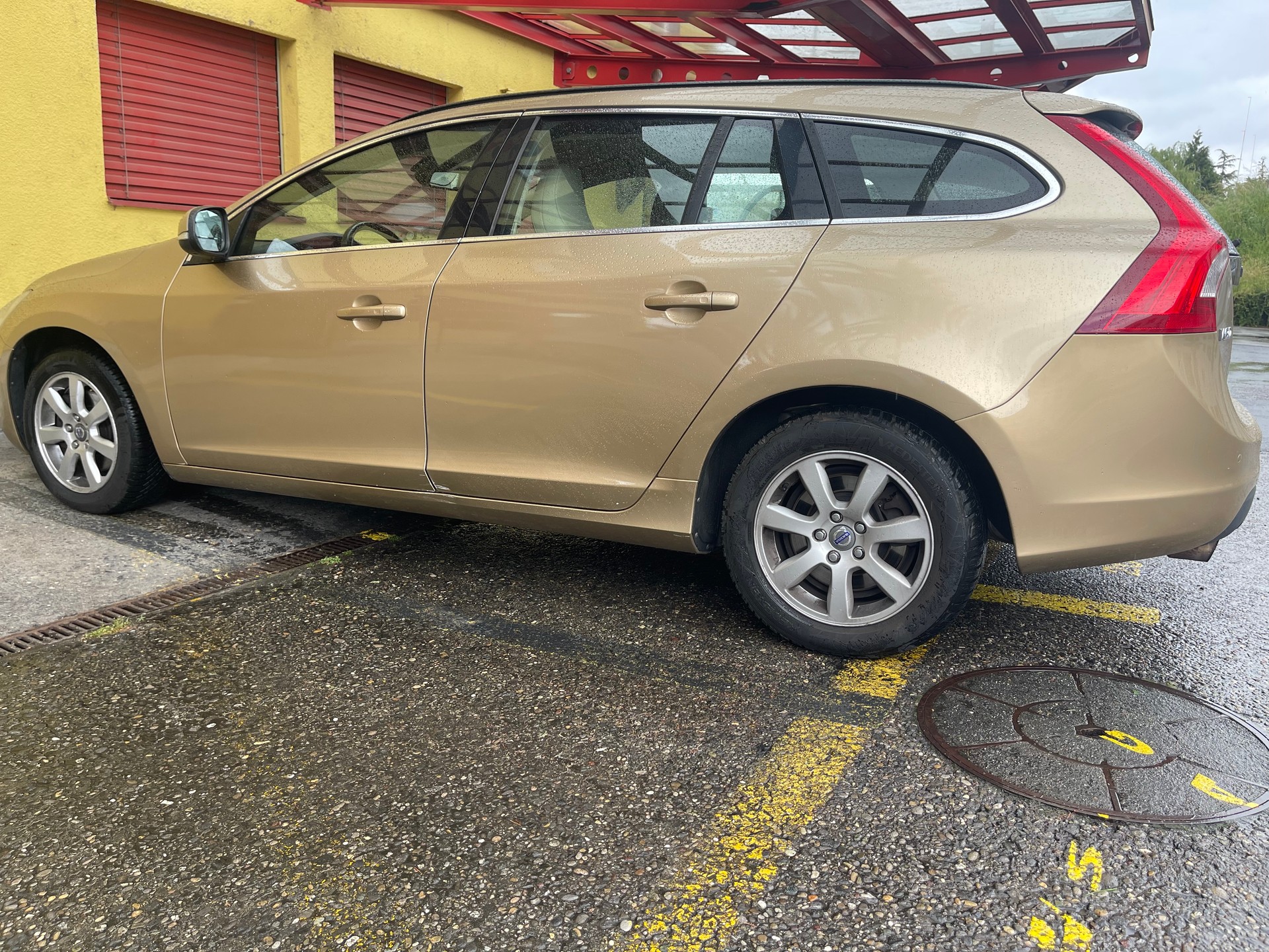 VOLVO V60 2.0T Kinetic Powershift-image-3