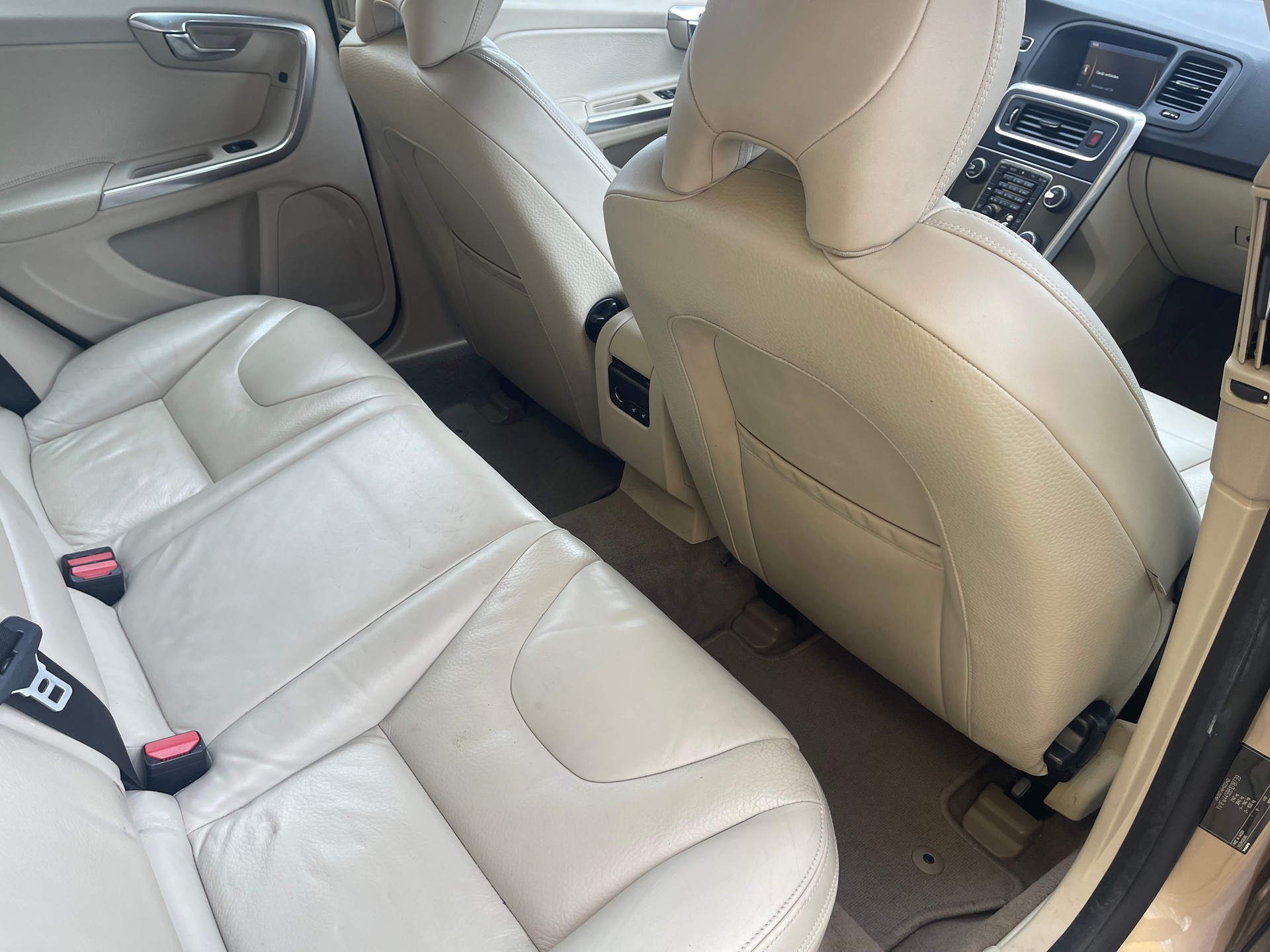 VOLVO V60 2.0T Kinetic Powershift-image-10
