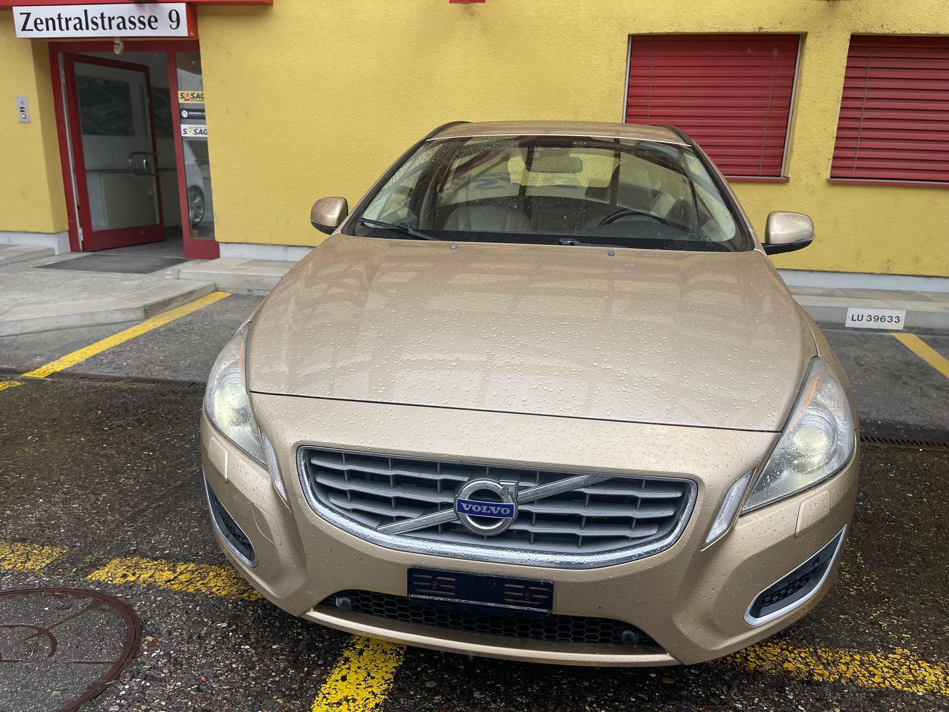 VOLVO V60 2.0T Kinetic Powershift