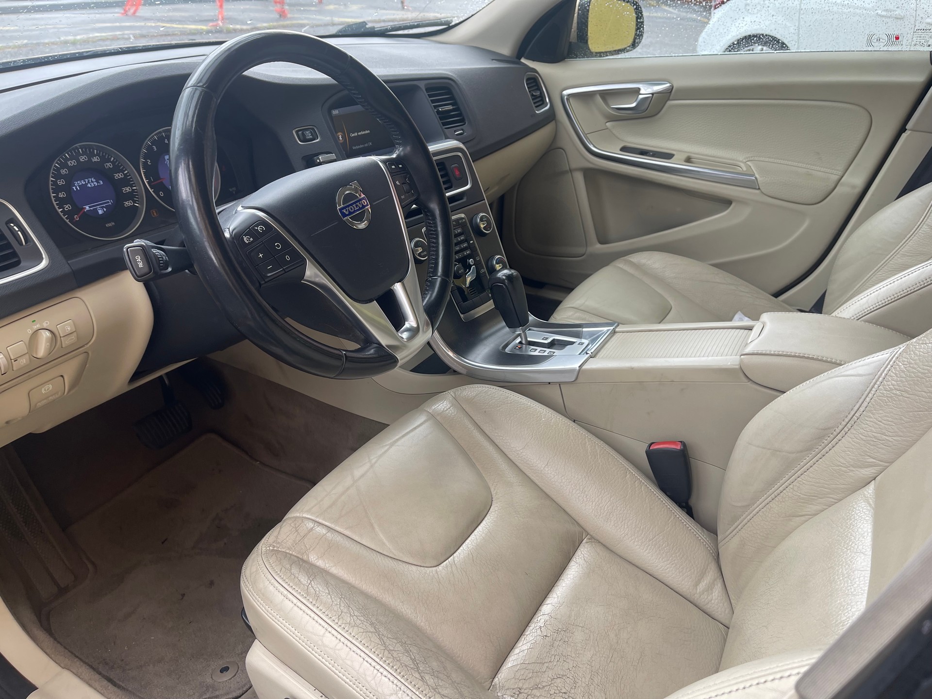 VOLVO V60 2.0T Kinetic Powershift-image-8
