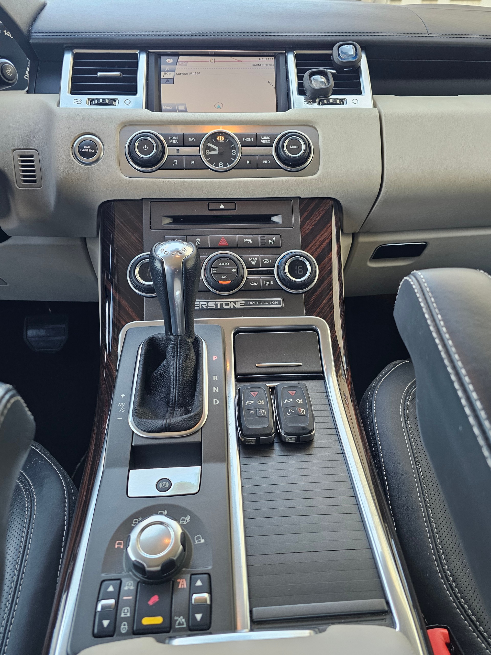 LAND ROVER Range Rover Sport 3.0 TDV6 Silverstone Limited Edition-image-13