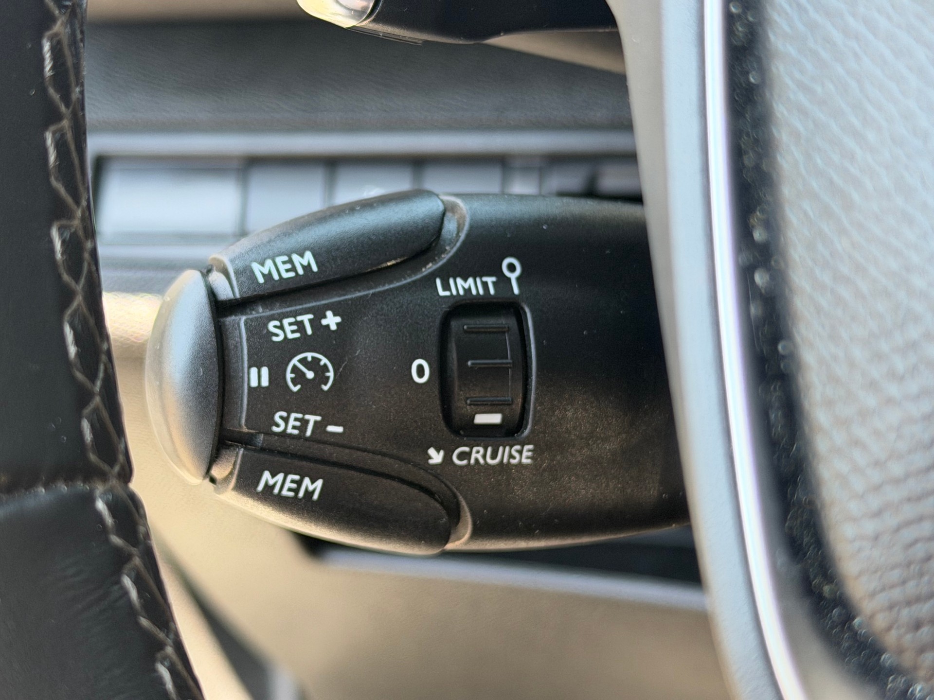 PEUGEOT 3008 1.5 BlueHDi Allure/ LED, Schiebedach, el. Heckklappe-image-9