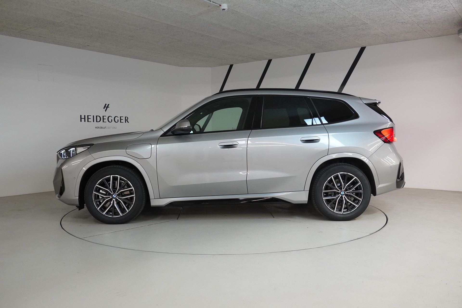 BMW X1 xDrive 30e M Sport-showroom-element-3