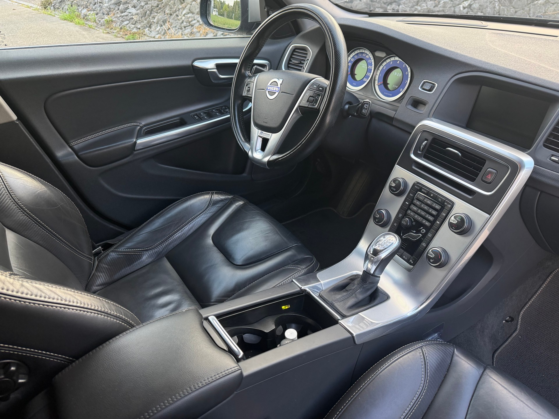 VOLVO V60 T6 AWD R-Design Geartronic-image-9